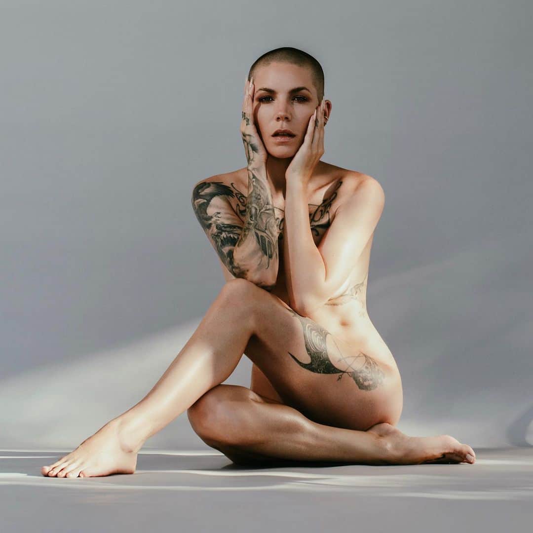スカイラー・グレイのインスタグラム：「Presenting the all new, stripped down, “Love The Way You Lie Part III.” Link in bio. This is the first single off my forthcoming greatest hits album. I never thought I’d be at the place in my career when it felt appropriate to do a “greatest hits,” but after having to sell my catalog last year, I felt compelled to re-record my biggest songs and reclaim some ownership in them. This week felt like the right time to drop this one, as it’s been 10 years since I released my original demo of the song… also, in the spirit of nostalgia, as queen @badgalriri will grace the Super Bowl stage this Sunday. This song literally saved my life… I went from being a total failure in the music game to having written a #1 song almost overnight, which created a domino effect of opportunity for me that still continues to this day. Huge thanks to @_by.alexander for believing in me when I was just a broke girl in a cabin in the woods, @missxeni for making that introduction, @eminem for cutting this song and so much more… Riri for taking the song to another stratosphere… and to all the fans who have listened and supported for so many years… y’all made my dreams come true. 🖤 Produced by me, mixed/mastered by @onlysageskolfield, cover art by @rjmckinnon」