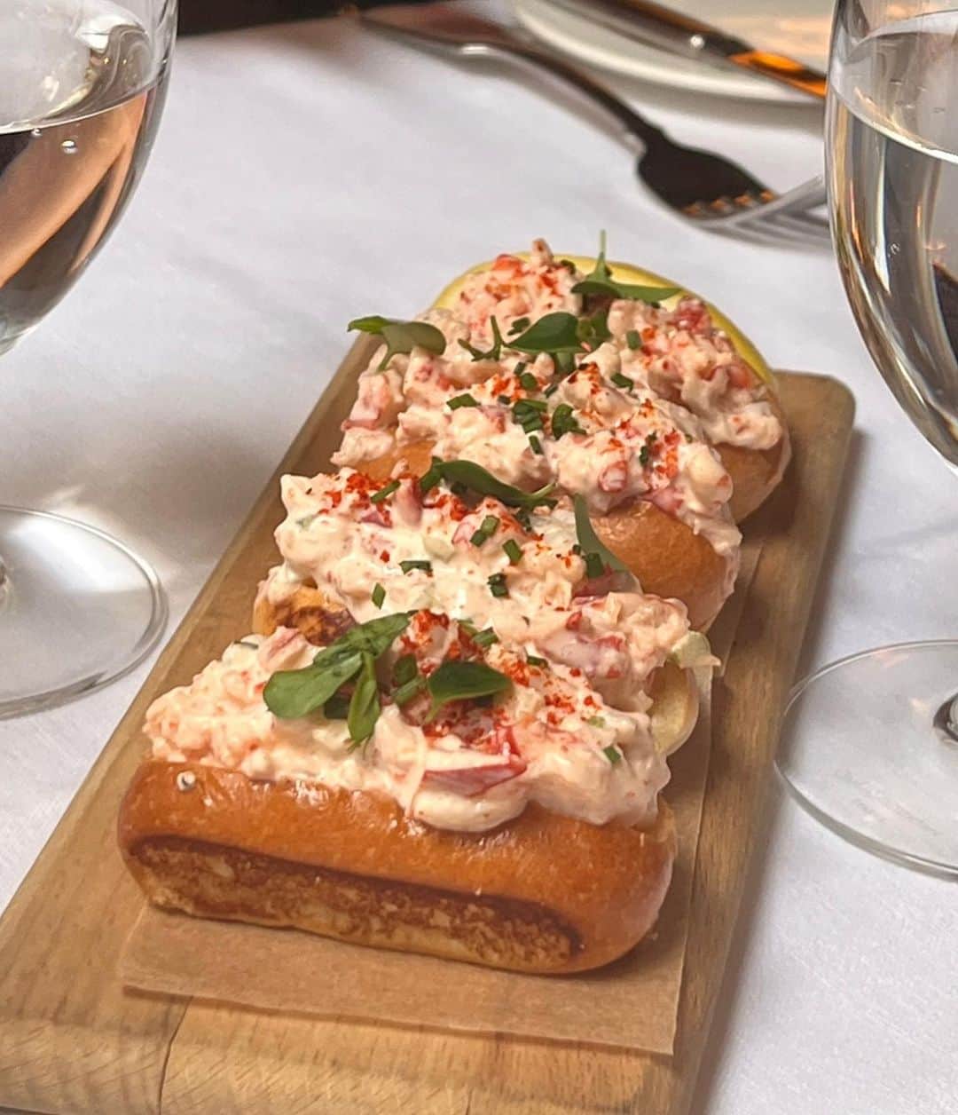 アレクサ・ロジーさんのインスタグラム写真 - (アレクサ・ロジーInstagram)「some more meals in paris i really loved  1. demolished girls brunch at casa tua 2. lobster rolls at ralph’s  3. yorgaki, one of my favorite restaurants in paris  4. the omelet at le petit lutetia my other fav 5. lolo cave à manger  6. clamato!!!! 7. orange pizza from ober mamma 8. banana bread pain au chocolat at du pain et des idées  9. good dim sum in the latin quarter  10. love a classic vodka pasta from cecconis」2月11日 4時00分 - alexalosey