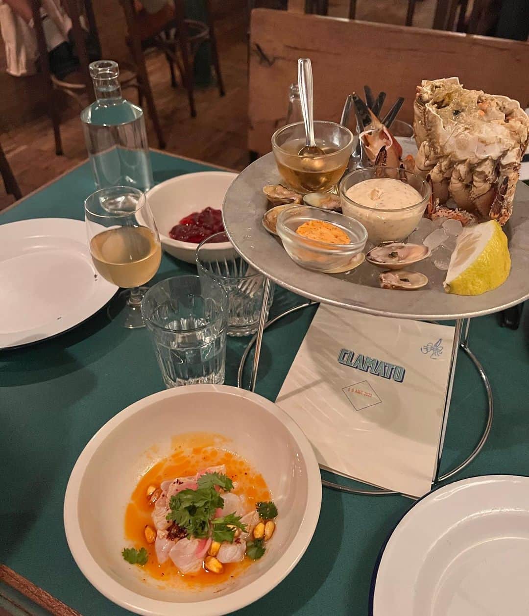 アレクサ・ロジーさんのインスタグラム写真 - (アレクサ・ロジーInstagram)「some more meals in paris i really loved  1. demolished girls brunch at casa tua 2. lobster rolls at ralph’s  3. yorgaki, one of my favorite restaurants in paris  4. the omelet at le petit lutetia my other fav 5. lolo cave à manger  6. clamato!!!! 7. orange pizza from ober mamma 8. banana bread pain au chocolat at du pain et des idées  9. good dim sum in the latin quarter  10. love a classic vodka pasta from cecconis」2月11日 4時00分 - alexalosey
