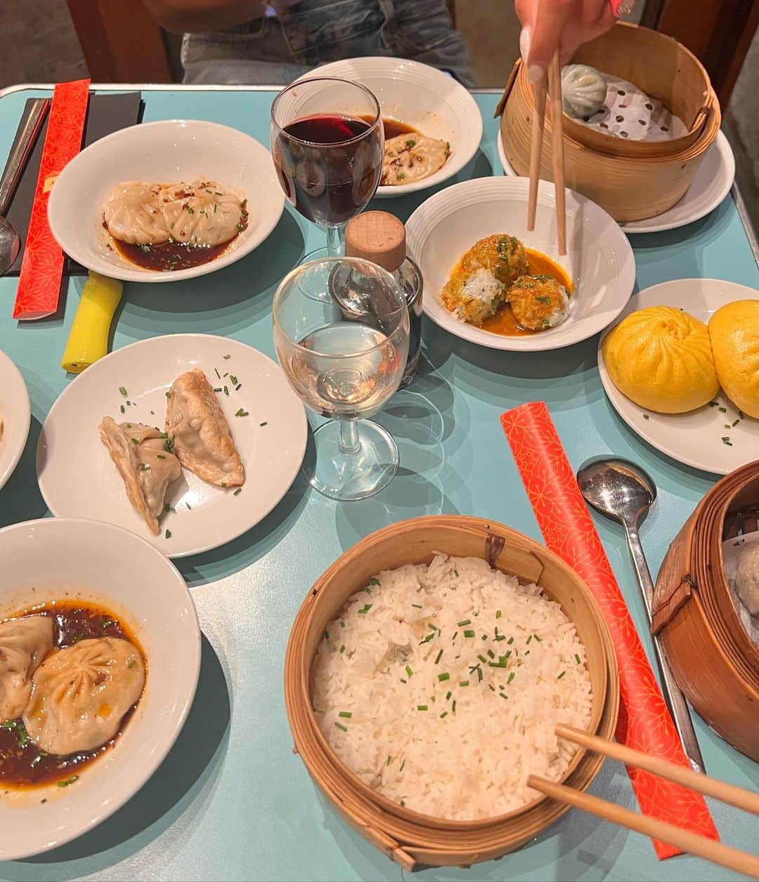 アレクサ・ロジーさんのインスタグラム写真 - (アレクサ・ロジーInstagram)「some more meals in paris i really loved  1. demolished girls brunch at casa tua 2. lobster rolls at ralph’s  3. yorgaki, one of my favorite restaurants in paris  4. the omelet at le petit lutetia my other fav 5. lolo cave à manger  6. clamato!!!! 7. orange pizza from ober mamma 8. banana bread pain au chocolat at du pain et des idées  9. good dim sum in the latin quarter  10. love a classic vodka pasta from cecconis」2月11日 4時00分 - alexalosey