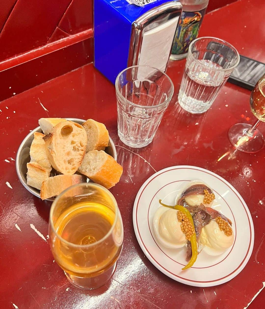 アレクサ・ロジーさんのインスタグラム写真 - (アレクサ・ロジーInstagram)「some more meals in paris i really loved  1. demolished girls brunch at casa tua 2. lobster rolls at ralph’s  3. yorgaki, one of my favorite restaurants in paris  4. the omelet at le petit lutetia my other fav 5. lolo cave à manger  6. clamato!!!! 7. orange pizza from ober mamma 8. banana bread pain au chocolat at du pain et des idées  9. good dim sum in the latin quarter  10. love a classic vodka pasta from cecconis」2月11日 4時00分 - alexalosey