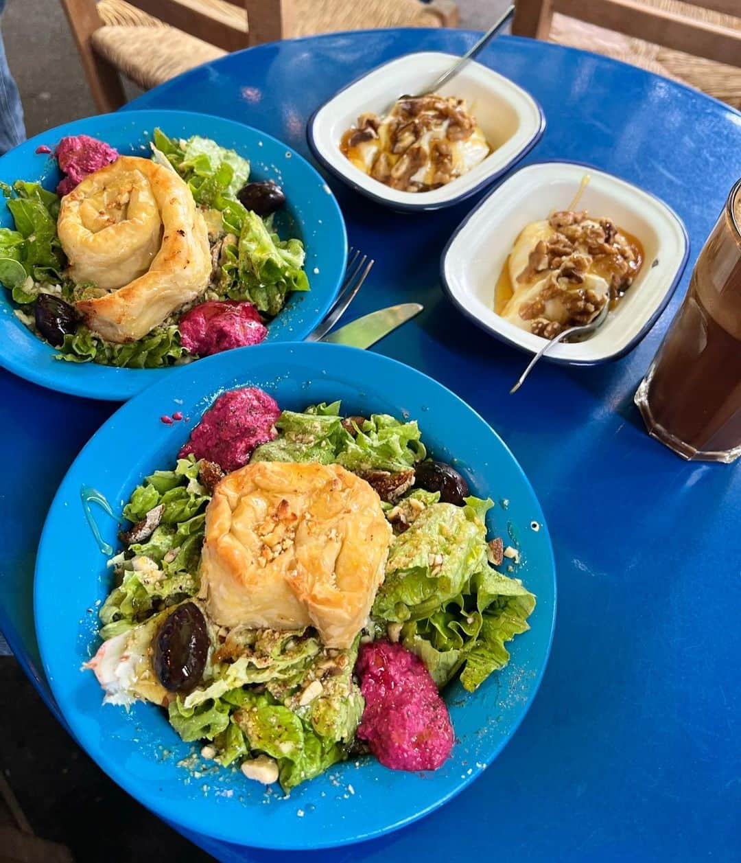 アレクサ・ロジーさんのインスタグラム写真 - (アレクサ・ロジーInstagram)「some more meals in paris i really loved  1. demolished girls brunch at casa tua 2. lobster rolls at ralph’s  3. yorgaki, one of my favorite restaurants in paris  4. the omelet at le petit lutetia my other fav 5. lolo cave à manger  6. clamato!!!! 7. orange pizza from ober mamma 8. banana bread pain au chocolat at du pain et des idées  9. good dim sum in the latin quarter  10. love a classic vodka pasta from cecconis」2月11日 4時00分 - alexalosey