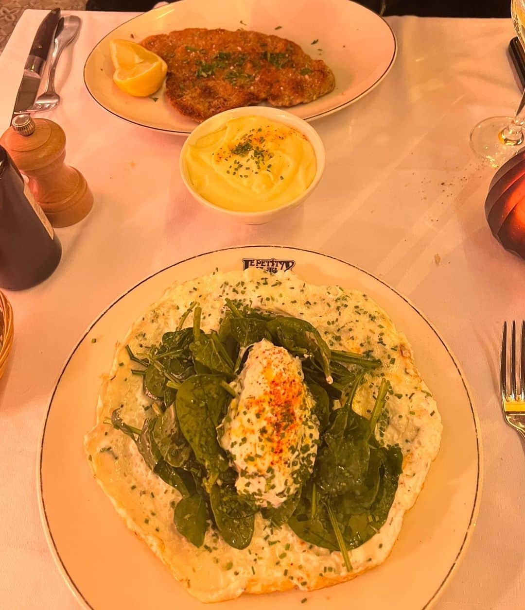 アレクサ・ロジーさんのインスタグラム写真 - (アレクサ・ロジーInstagram)「some more meals in paris i really loved  1. demolished girls brunch at casa tua 2. lobster rolls at ralph’s  3. yorgaki, one of my favorite restaurants in paris  4. the omelet at le petit lutetia my other fav 5. lolo cave à manger  6. clamato!!!! 7. orange pizza from ober mamma 8. banana bread pain au chocolat at du pain et des idées  9. good dim sum in the latin quarter  10. love a classic vodka pasta from cecconis」2月11日 4時00分 - alexalosey