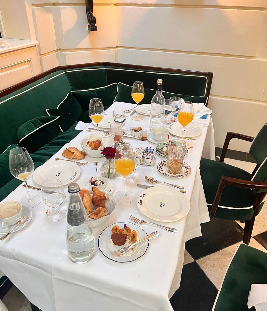 アレクサ・ロジーのインスタグラム：「some more meals in paris i really loved  1. demolished girls brunch at casa tua 2. lobster rolls at ralph’s  3. yorgaki, one of my favorite restaurants in paris  4. the omelet at le petit lutetia my other fav 5. lolo cave à manger  6. clamato!!!! 7. orange pizza from ober mamma 8. banana bread pain au chocolat at du pain et des idées  9. good dim sum in the latin quarter  10. love a classic vodka pasta from cecconis」