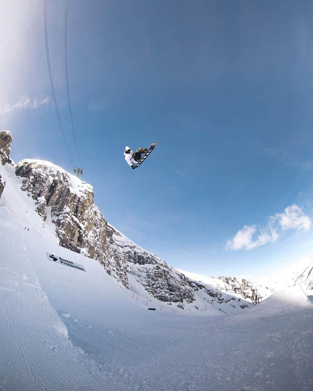 角野友基のインスタグラム：「Snowboarding + BBQ + Homies = 💯 #kingsandqueensofcorbets @jacksonhole @redbullsnow 📸 @jaredspieker」