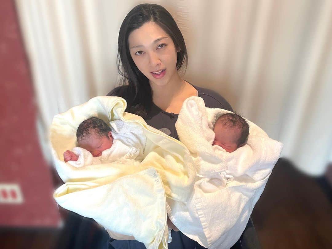 松野井雅（原紗央莉）さんのインスタグラム写真 - (松野井雅（原紗央莉）Instagram)「【ご報告】 2/8の明け方、女の子の双子を出産しました👶👶 安産で母子共に健康です。  こんなにも愛おしい存在が産まれてきてくれた事に、感謝の気持ちでいっぱいです。 この“命たち”を大事に守っていきます。そして共に成長していきたいと思います。  どうかあたたかく見守っていただけますと幸いです。  ・ ・ #松野井雅  #双子ママ #双子サウナー #二卵性 #twinsbaby  #twingirls  #出産報告」2月11日 5時16分 - miyavimatsunoi