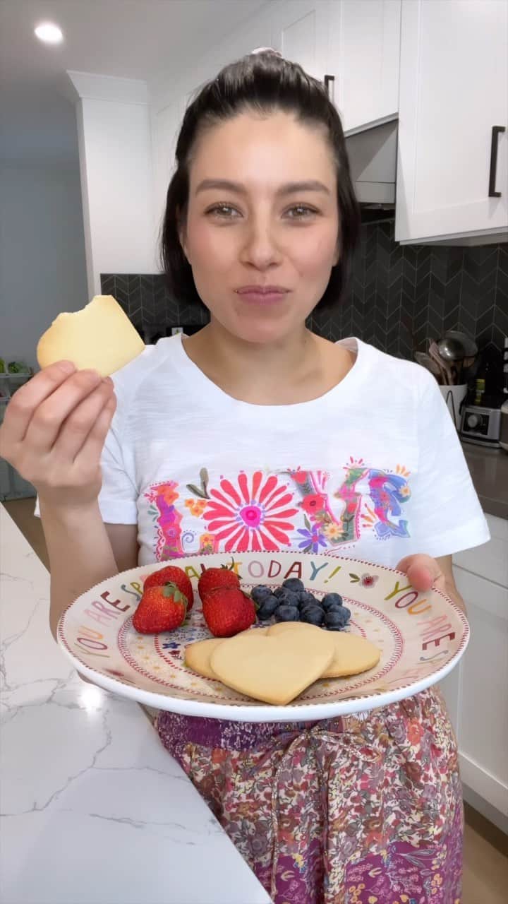ジェシカのインスタグラム：「On Valentine’s Day I’m gonna make my husband cookies and eat them all by myself 😘  @naturallife 💕」