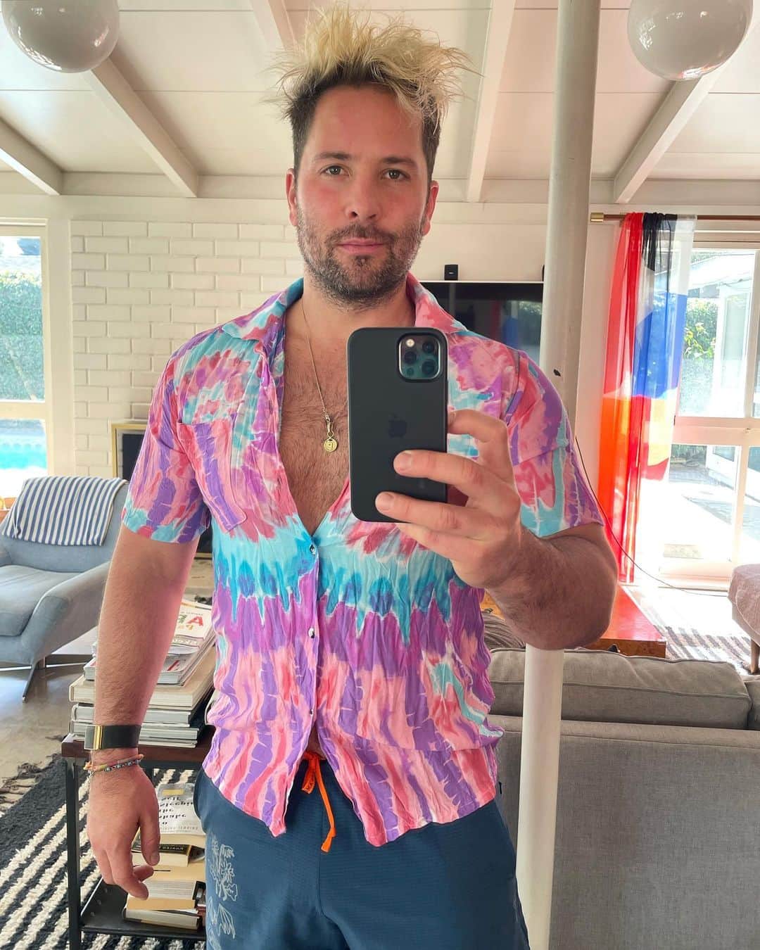 Samuel Lippkeのインスタグラム：「80° in February, this calls for all the summer clothes and summer activities. Excited for a fun Super Bowl weekend with the family and some friends.」