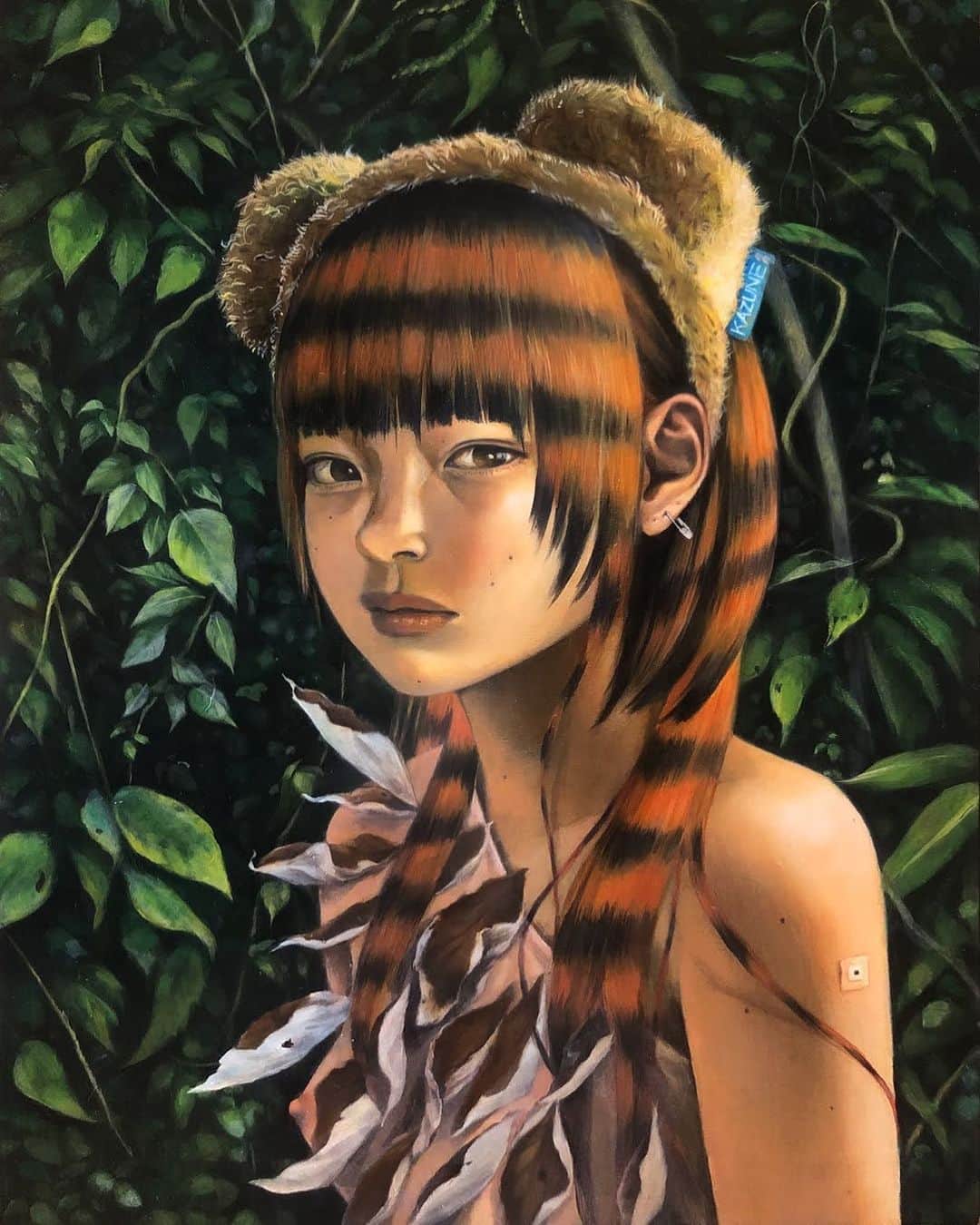 新宅和音のインスタグラム：「不自由な擬態 Awkward Mimicry 455×380mm  みうらじろうギャラリー @jiro.miura 開催の「FACES and HEADS 2023」に出品します。  2月18日から3月5日まで 新旧5点出品します、どうぞよろしくお願いします🐻   This will be exhibited  at a group show "FACES and HEADS 2023" hosted by Miura Jiro Gallery @jiro.miura from February 18th to March 5th. My new and old 5 pieces will be there.  #art #artwork #painting #figurativepainting #oilpainting #japaneseart #japaneseartist #japan #portrait #contemporaryart #newcontemporaryart #girl #picoftheday #lowbrowart #popsurrealism #darksurrealism #beautifulbizarre #アート #油彩 #油絵 #女の子」