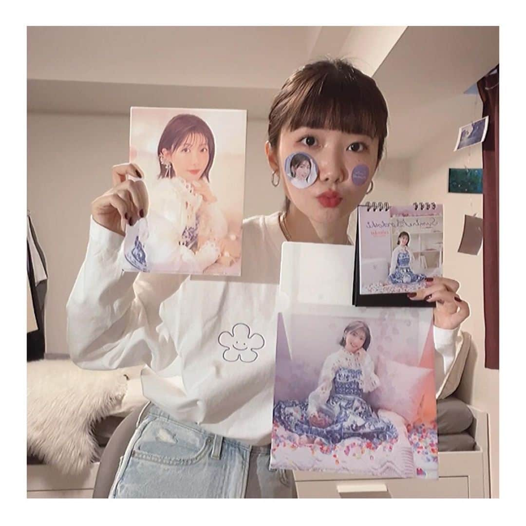 諸星すみれさんのインスタグラム写真 - (諸星すみれInstagram)「いよいよ明日「Be Smile!!」がオープンします！！  皆さんにたくさん使って欲しいという想いを込めて、シンプルかつこだわりの詰まったグッズたちが完成しました✨  ロングTシャツはLサイズのみですが、私でもいい感じのゆるさで着られてとっても可愛いです🫶🏻  トートバッグも柔らかい生地でたくさん入るし、カラビナケースやアクキーつけたらまた可愛い…！ 個人的にカラビナケースの透け感がかなりお気に入り🤭  カフェタンブラーはホットを入れても容器が熱くならなくて持ちやすいし飲みやすい◎ MorohoshiのMはスギくんをイメージして描いたので、ゲットできたら見てみてください🐈‍⬛  クリアファイルは2サイズ！ ファイルもカレンダーもいい写真ばかりです♪  ステッカーは1度顔に貼ってもまだまだ貼れる強い粘着力！！笑  巾着はサイズ違いが3枚セットになっていてかなり使いやすいかと〜( ˊᵕˋ )  こんな感じでステキなグッズをたくさん販売しますので、ぜひぜひ遊びに来てください！ グッズや曲の感想など、お店で直接聞かせていただけたら嬉しいです🤍  #諸星すみれ #besmile #オリジナルグッズ #グッズ紹介」2月11日 15時55分 - sumire__morohoshi