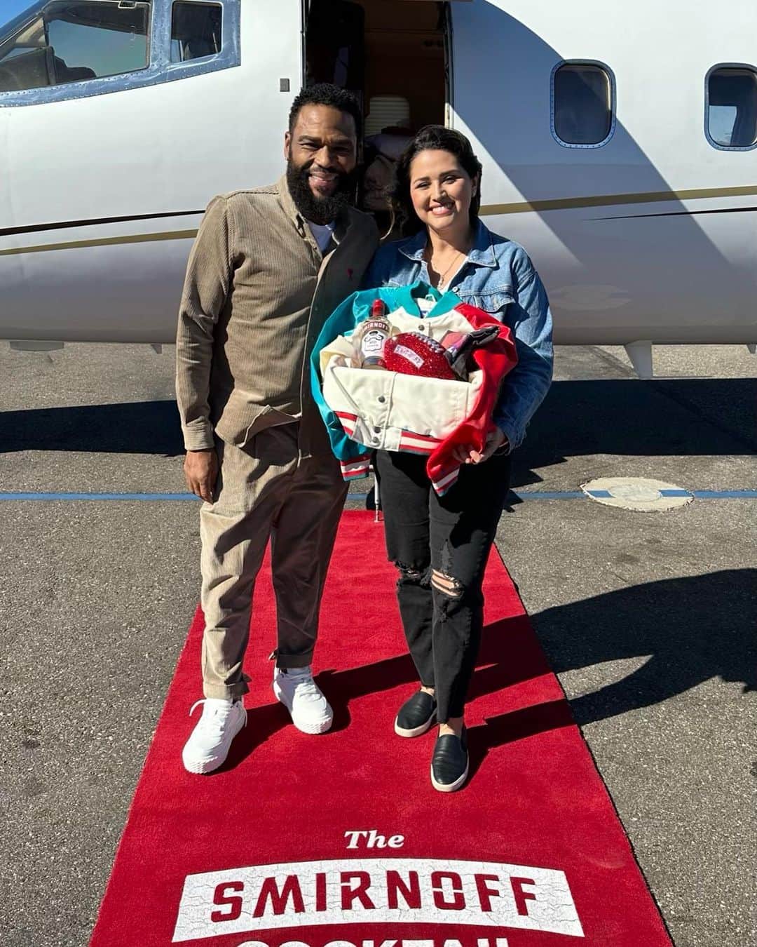 アンソニー・アンダーソンのインスタグラム：「#Ad It’s official baby!!! The first ever official @Smirnoff #cocktailcoordinator inator has touched down in Arizona. Please join me in welcoming @TheTaniaOrtega to the fam, cheers to her crafty cocktail skills🍹LETS GOO! 🏈」