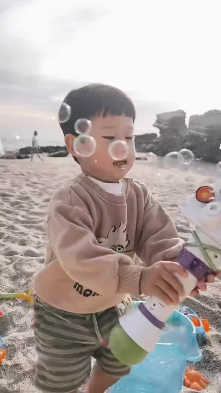 グンミ のインスタグラム：「신나게 즐겁게 맘껏 즐기자 우주야 🫧🤍」