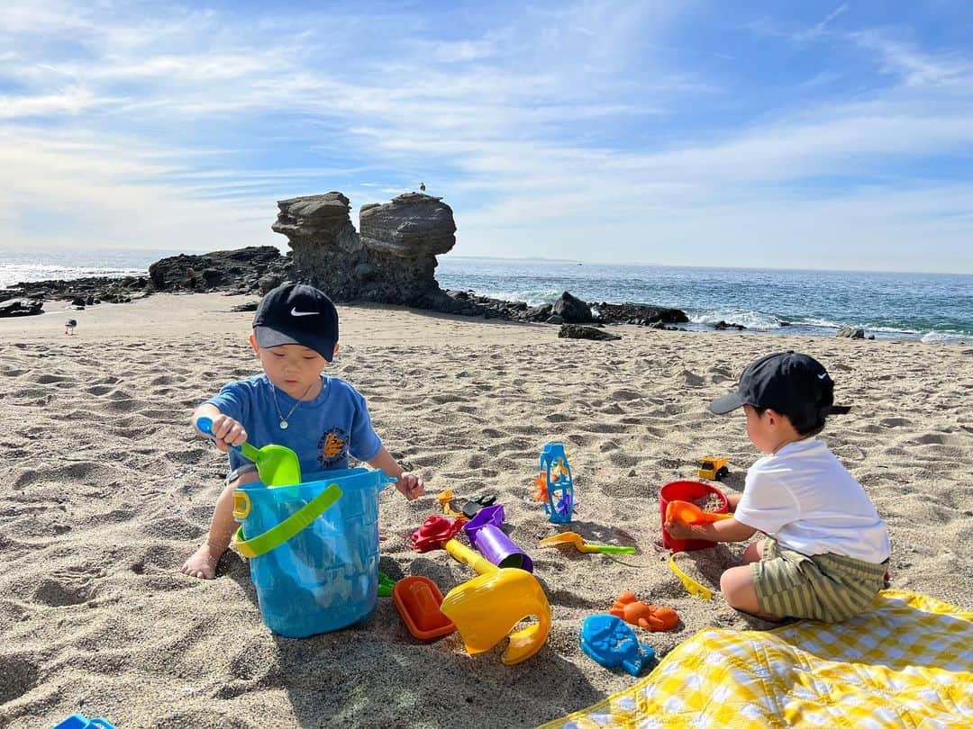 グンミ のインスタグラム：「모래놀이로 2시간 순삭이라니🏖️👍🏼  #같은공간따로놀기」