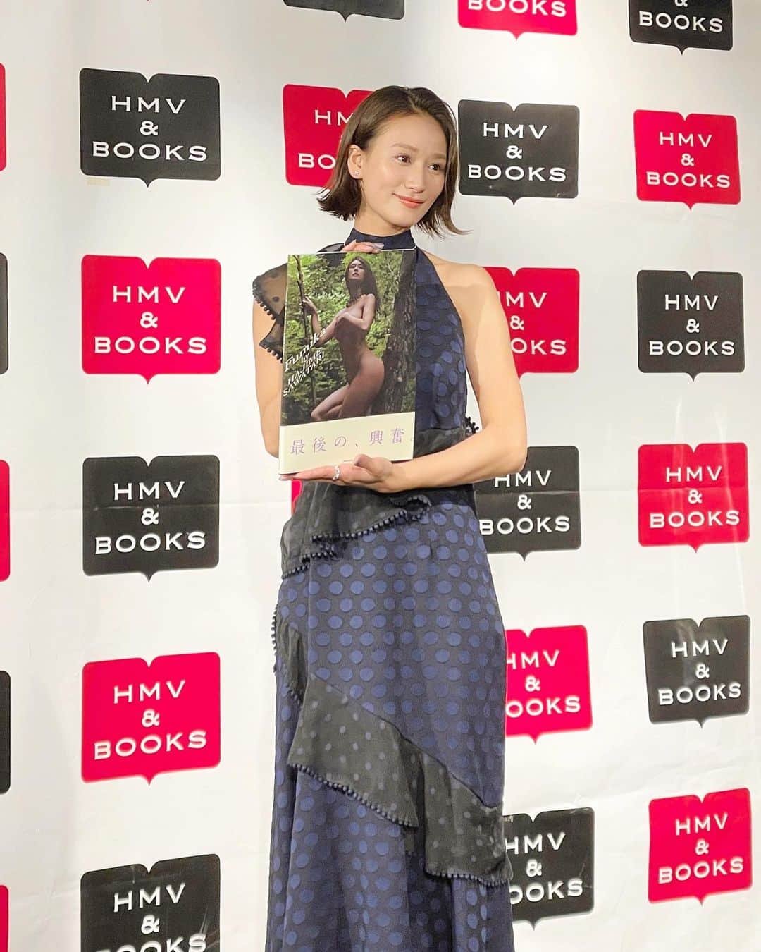 のインスタグラム：「. . 今日は、、、 2nd写真集『Fumika by HAJIME SAWATARI』 発売記念イベントでした👏🏻✨ 　 サイン本を直接ファンの方にお渡し できて何よりです❤︎  会いに来てくださった皆さん 色んな事情で来れなかった方々も 応援メッセージやご感想など ありがとうございます✨  これまでこの写真集への想いは 沢山書いてきたので、、、  とにかく！ 皆さんにエネルギーやパワーを 与えられる写真集であること！  そして、、、  私のこれまでの人生が詰まった大切な１冊。 皆さんの人生に少しでも華を添えられたら幸せだなぁ。 と、想っております❤︎  これからも よろしくお願い致します✨ 　  #フミカ#グラビア#女優#actress #2nd写真集#写真集」