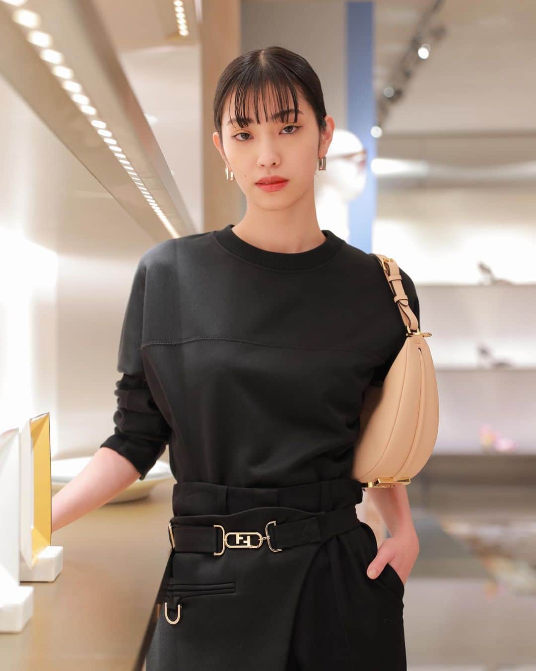 北澤舞悠（まゆちる）のインスタグラム：「2月11日にオープンするFENDIフラッグシップストア Palazzo FENDI Omotesandoに一足先に行ってきました🩰 日本初のホームアクセサリーがとっても素敵だったな🫖🍴  #PalazzoFendiOmotesando #FendiSS23 @fendi」