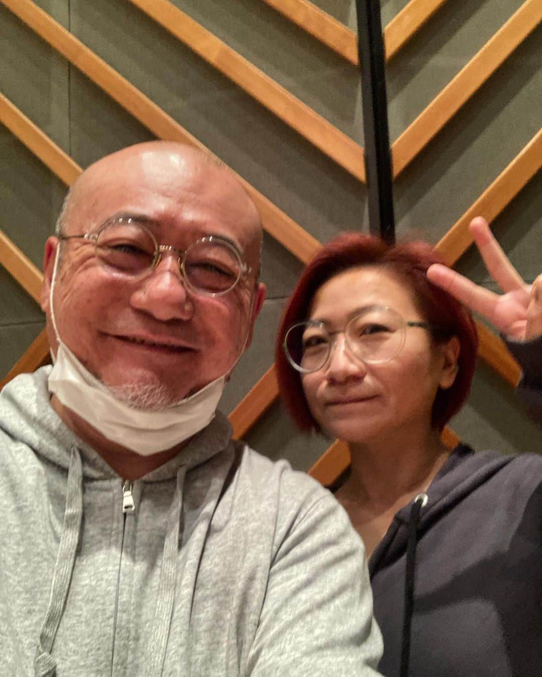 松原秀樹のインスタグラム：「今日はチョー久しぶりにチェロの笠原あやのちゃんと一緒でした。 ドラムスに鶴谷君、ギターに増やんと楽しいRecでございました。👍」