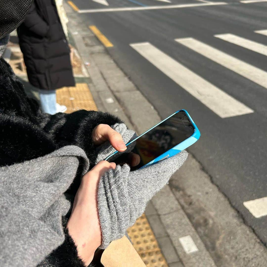 クリスタルさんのインスタグラム写真 - (クリスタルInstagram)「quiche! gloves not socks. matching cardigans👯‍♀️」2月11日 16時56分 - vousmevoyez