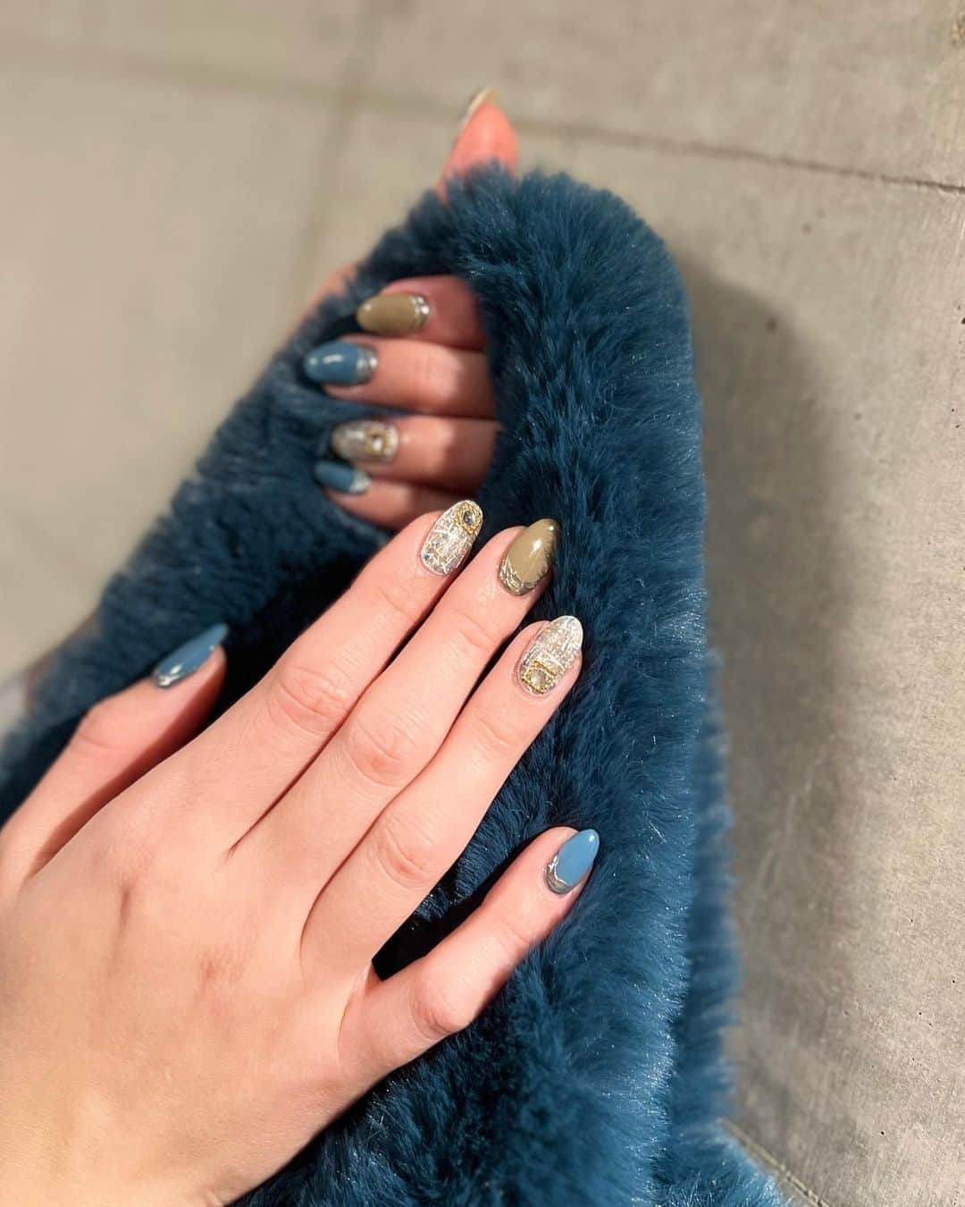 一鷹杏奈さんのインスタグラム写真 - (一鷹杏奈Instagram)「いつも、頼んでる @vena_nail.r  で今回は、フットとお揃いで ネイルしてもらったよぉ❤️ もー色合いとデザインが可愛すぎて 取りたくないくらい🥺💕  ほんといつもありがとうございます💕  ネイルサロンヴィーナさん 元々目黒だったんだけど  新店舗に移転することになったの！ なんと、新店舗 私の思い出の場所 学芸大学駅✨ 大好きな友達もいっぱいいるし、 いまだに学大はしょっちゅーいくから嬉しい❤️ 学芸大学の人は是非行ってみて✨  【所在地】： 東京都 目黒区鷹番3-3-3 【最寄駅】：東横線「学芸大学」駅徒歩１分　１階路面店  #学大ネイルサロン #学芸大学ネイル #目黒ネイル #ネイリスト求人 #アイリスト求人 #美容#ネイル#可愛い#おしゃれ」2月11日 17時01分 - annaichitaka