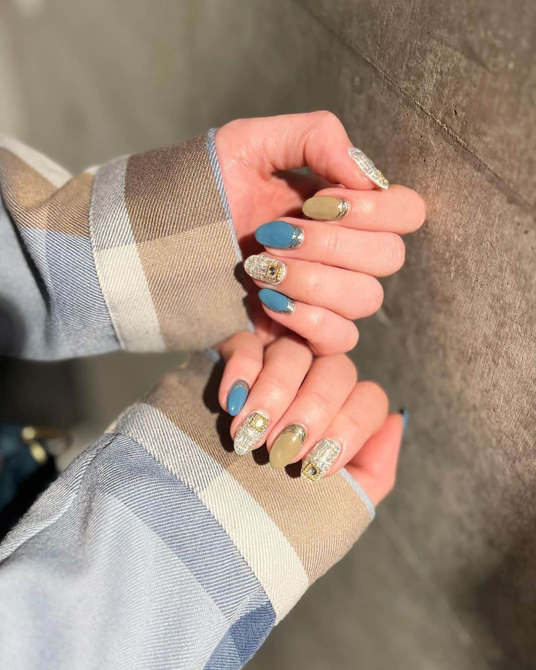 一鷹杏奈さんのインスタグラム写真 - (一鷹杏奈Instagram)「いつも、頼んでる @vena_nail.r  で今回は、フットとお揃いで ネイルしてもらったよぉ❤️ もー色合いとデザインが可愛すぎて 取りたくないくらい🥺💕  ほんといつもありがとうございます💕  ネイルサロンヴィーナさん 元々目黒だったんだけど  新店舗に移転することになったの！ なんと、新店舗 私の思い出の場所 学芸大学駅✨ 大好きな友達もいっぱいいるし、 いまだに学大はしょっちゅーいくから嬉しい❤️ 学芸大学の人は是非行ってみて✨  【所在地】： 東京都 目黒区鷹番3-3-3 【最寄駅】：東横線「学芸大学」駅徒歩１分　１階路面店  #学大ネイルサロン #学芸大学ネイル #目黒ネイル #ネイリスト求人 #アイリスト求人 #美容#ネイル#可愛い#おしゃれ」2月11日 17時01分 - annaichitaka