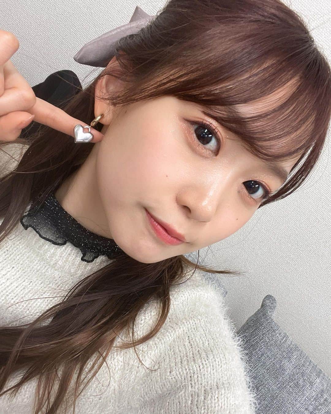 芹澤優のインスタグラム：「・  ハートのピアス可愛いっ♡、 @iris__._official   シルバーとゴールド どっちも入ってるのがかわい〜！！  バレンタイン近いからハートとかピンクとか赤に心惹かれてしまう🥰  ドキしよう！！ ドキさせよう！！」
