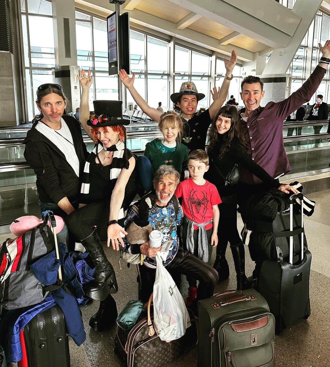 ボニー・モーガンのインスタグラム：「A rare sighting!! The ENTIRE Flying Morgan clan off on an incredible adventure together!! Shenanigans are afoot!! #adventuresofbendybonnie #theflyingmorgans #sohappy #whereeverwego #shenanigans #venice #carnivale #seeyouintheotherside #bendybonnie」