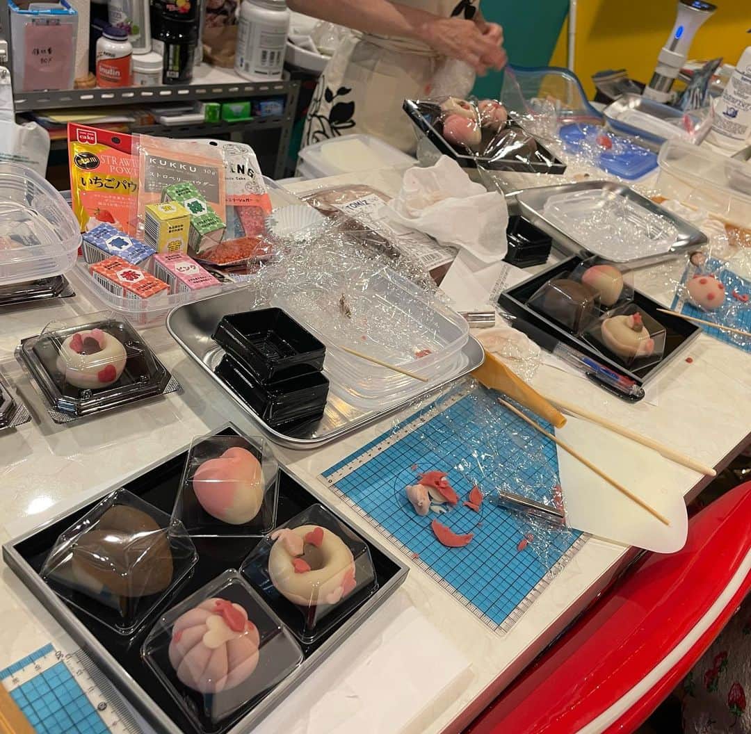 Natsuki（ナツキ）さんのインスタグラム写真 - (Natsuki（ナツキ）Instagram)「初めての....🫰🏾💝 和菓子練り切り体験😍🍵  いつも可愛い練り切りを 差し入れしてくださる @bell.chan7 あきこ様に WONDER GYMでワークショップやっていただきました😍🫰🏾🍵  みんな初めての練り切りだったのに 先生のおかげでめちゃくちゃ可愛く仕上がって...😍❤️❤️❤️ とってもハッピーなバレンタインにッ💝🫰🏾  食べるの勿体無いぃぃぃ🥹•*¨*•.¸¸♬︎  そんなわたしは昔、 和菓子苦手だったのに いつのまにか大好きになってるしぃ😂🍵❤️  年齢を重ねるにつれて 食の好みが本当に変わってきてる🤣 おもしろいね〜😆😆😆  ってことで、 またやりたいでーーーす笑😍🙏❤️  #和菓子 #和菓子作り #手作り #練り切り #ワークショップ #ジムで 😂 #感謝 💝💝 #バレンタイン ❤️ #WONDERGYM」2月11日 8時20分 - natsukiii78