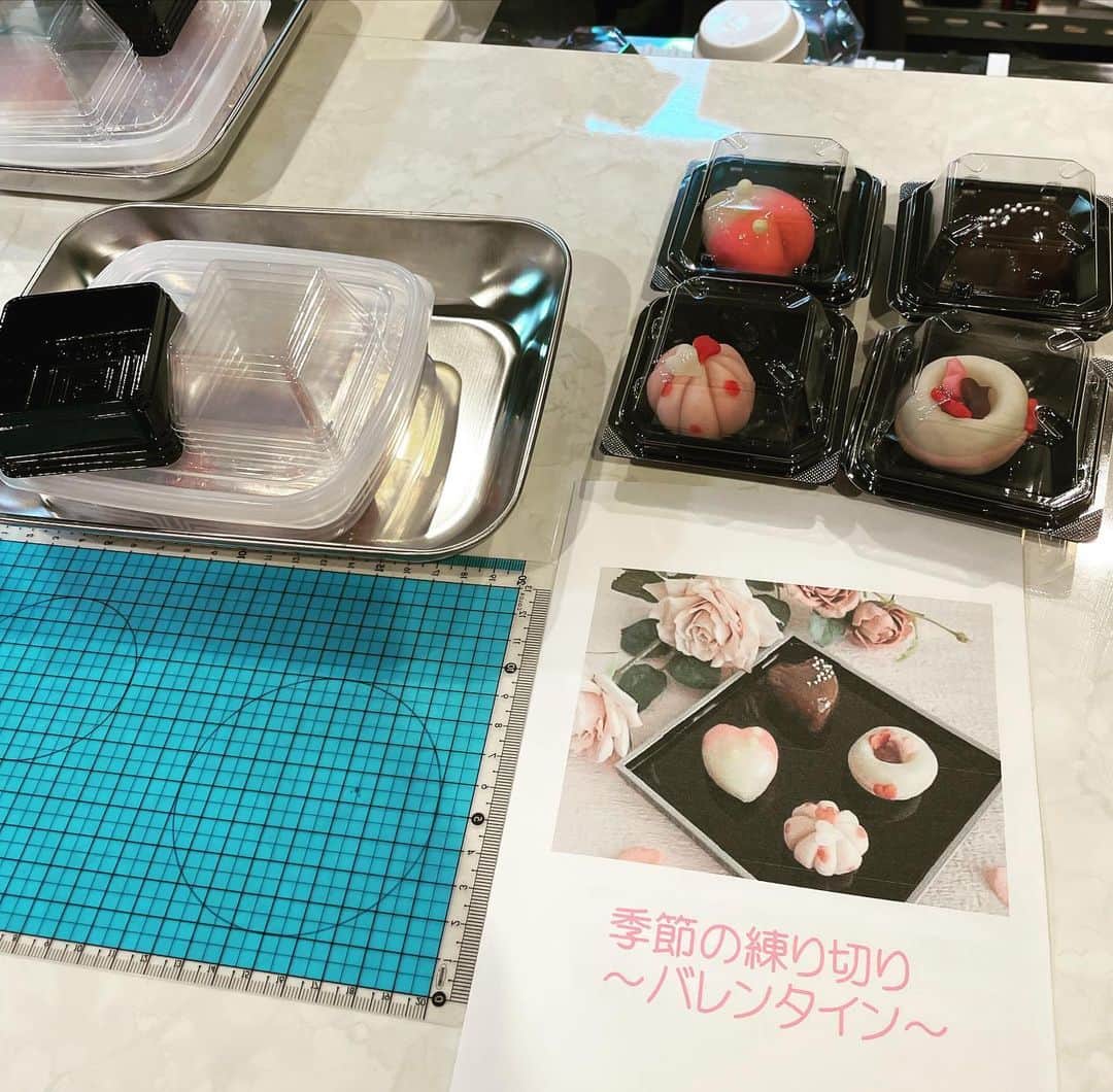 Natsuki（ナツキ）さんのインスタグラム写真 - (Natsuki（ナツキ）Instagram)「初めての....🫰🏾💝 和菓子練り切り体験😍🍵  いつも可愛い練り切りを 差し入れしてくださる @bell.chan7 あきこ様に WONDER GYMでワークショップやっていただきました😍🫰🏾🍵  みんな初めての練り切りだったのに 先生のおかげでめちゃくちゃ可愛く仕上がって...😍❤️❤️❤️ とってもハッピーなバレンタインにッ💝🫰🏾  食べるの勿体無いぃぃぃ🥹•*¨*•.¸¸♬︎  そんなわたしは昔、 和菓子苦手だったのに いつのまにか大好きになってるしぃ😂🍵❤️  年齢を重ねるにつれて 食の好みが本当に変わってきてる🤣 おもしろいね〜😆😆😆  ってことで、 またやりたいでーーーす笑😍🙏❤️  #和菓子 #和菓子作り #手作り #練り切り #ワークショップ #ジムで 😂 #感謝 💝💝 #バレンタイン ❤️ #WONDERGYM」2月11日 8時20分 - natsukiii78