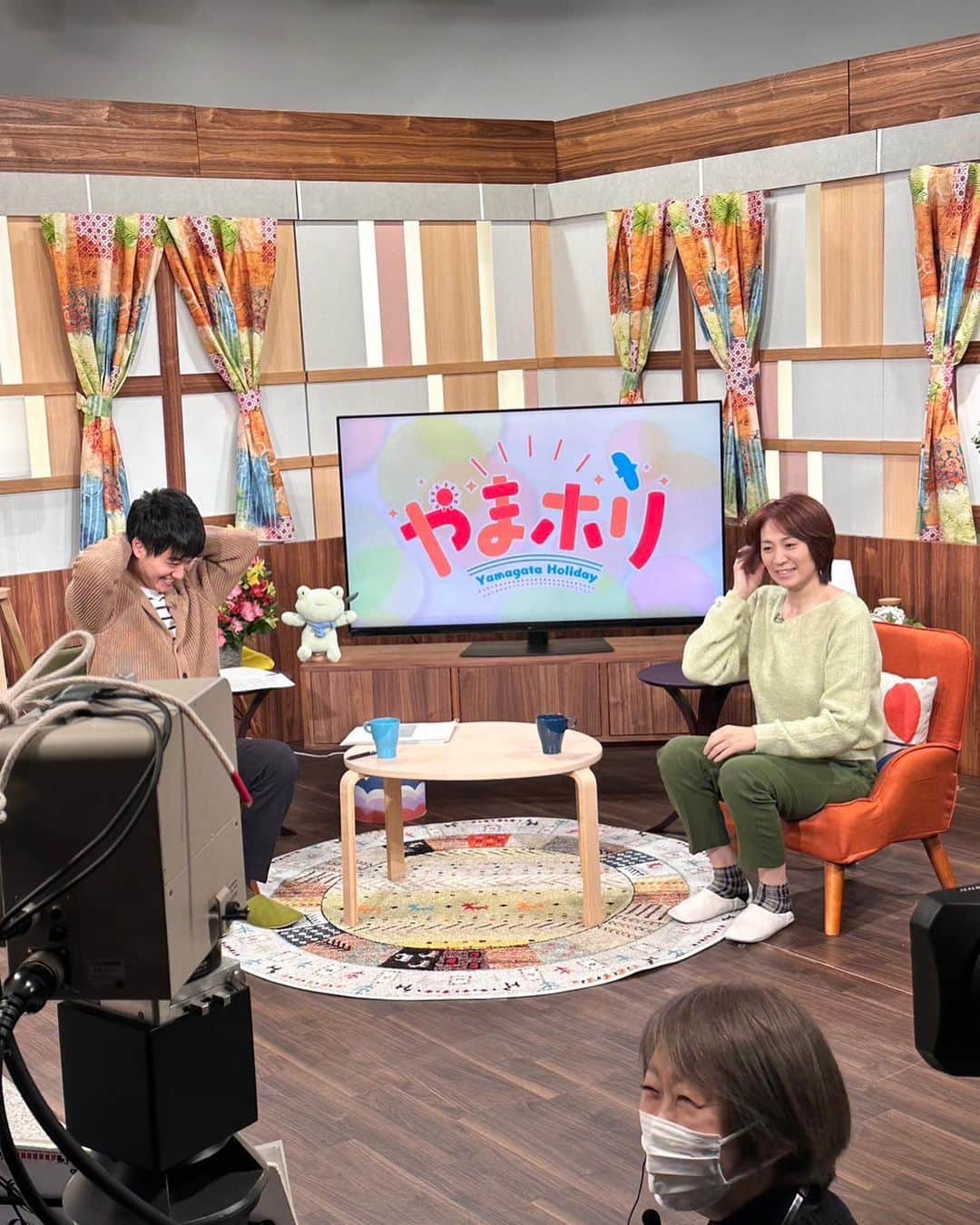 高橋みゆきのインスタグラム：「おはよう😃リハ終わりで、もうすぐやまホリ始まるよ〜🎶見てね〜🥰 #NHK山形 #やまホリ #エンジョイホリデー」