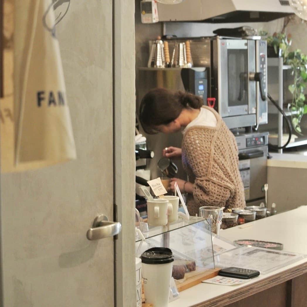 THE LOCAL ＊GoodCoffee運営店舗のインスタグラム：「⁡ ⁡ 皆さま おはようございます🌼 ⁡ 昨日は 今年初雪。 ちょっとワクワクしながらの営業でした❄️ ⁡ 偶然通りがかった方が来てくださったり 常連さんや、友人もたくさん来てくれて とってもあたたかい時間を 過ごすことができました🥰 ⁡ お足元の悪い中 ありがとうございました✨ ⁡ 今日は うーんと快晴の東京。 きっといい日になりますね！ そんな気がします🫶 ⁡ 11:00-18:00(L.O.17:30) そして 夜ローカル18:00-21:00(L.O.17:30)で 皆様のご来店 お待ちしております☕️ ⁡  special thanks🤝 Kaede kun @kaede186_25 @kaedelife_coffee_98  －－－－－－－ ⁡ ALL DAY   𝟣1:𝟢0-𝟣𝟪:𝟢𝟢(L.O.𝟣𝟩:𝟥𝟢) 夜ローカル   𝟣𝟪:𝟢𝟢-𝟤𝟣:𝟢𝟢(𝖫.𝖮.𝟤𝟢:𝟥𝟢) 　(2月→3.4.10.11) ⁡ 住所/〒𝟣𝟧𝟢-𝟢𝟢𝟢𝟣 東京都渋谷区神宮前𝟧丁目𝟥𝟢-𝟥 ニューアートビル𝟤階 ⁡ #thelocaltokyo#thelocalcoffeestand #goodcoffee」