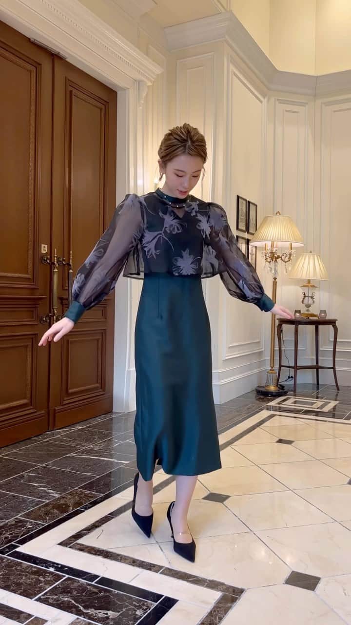 のインスタグラム：「. . . 結婚式に参列させて頂く際には、 毎回、できるだけドレスやヘアスタイルを変えて、 非日常的な一日を自分なりに楽しんでいます👗✨  今回のお呼ばれドレスはこちら！  @chenon_official さんの グリーンのドレス♡  長袖になってるので冬も少し安心感があり、 露出も少ないので嬉しい☺️  左側のスリットと綺麗な花柄が、 上品なだけでなくオシャレ感も醸し出してくれて、 友人からも好評でした🙈  Chenonさんは、めぐみさん @iwamame のブランドで、 オケージョンもその他のお洋服も素敵🥺♡  シンプル過ぎず遊びのあるデザインが 私は大好きー！  しかも生地が良いのでめちゃくちゃ 着させてもらってます🫣  パンプスは @yelloshoes_official  . . .  #結婚式  #結婚式コーデ  #オケージョンドレス  #オケージョン  #オケージョンコーデ」