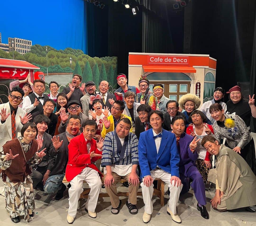 金原早苗のインスタグラム：「川畑座長30周年記念イベント👏  川畑座長の同期の方々が勢揃いで、とてもとても豪華で、お芝居もさすが川畑座長！！と言わんばかりのめちゃくちゃ面白い台本で素晴らしくて、実はこの中で最年少なわたしは35歳で、どんだけ平均年齢高いんやー！と突っ込みが飛んできそうな、、そして宮川大輔さんから「インスタフォローしてる」と言われて、テンション上がりまくって舞台終わってから楽屋帰ってすぐ携帯確認したらフォローされてなくて、ズッコケた…  そんな1日でした。👏  写真の中の私がわかるかな？ この写真見て気づいたけどさー、  裕兄さんがもっとやすえ姉さん側に寄ってくれたら、、、  もっとわたし映れたよね？？？？」