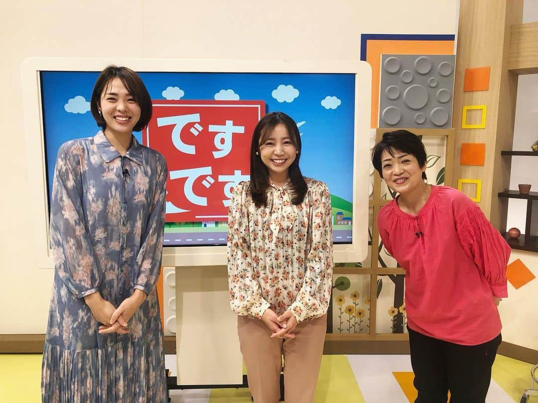 北﨑千香子のインスタグラム：「ですです。 毎週午前9:55放送📺 ＊ 久しぶりに放送分の衣装写真を撮影📸 ＊ @bruni_look  花柄のきれいなブラウス✨ 透け感があって軽やかな素材なので、秋やこれからの春にも重宝するアイテムです🌼 ＊ 迫田さんの衣装もいつもとっても素敵💞 要チェックです✍️ @radiatejapan @saori.rio   ひとりで撮るのこっぱずかしいと言っていたらみんなが付き合って下さった写真✌️ 3枚目何に爆笑していたのかもう覚えていません。。 が、スタジオはいつもこんな感じです😇🕊 ＊ #ですです #衣装 #鹿児島放送 #ブルーニアンドルック #ブラウス #春コーデ #秋コーデ #番組衣装 #天文館 #ファッション #鹿児島ファッション #花柄ブラウス #花柄ブラウスコーデ #オレンジコーデ #北崎千香子 #迫田さおり #田中早苗 #鹿児島 #アナウンサー #アナウンサー衣装 #ママコーデ #ボウタイブラウス #2023春」