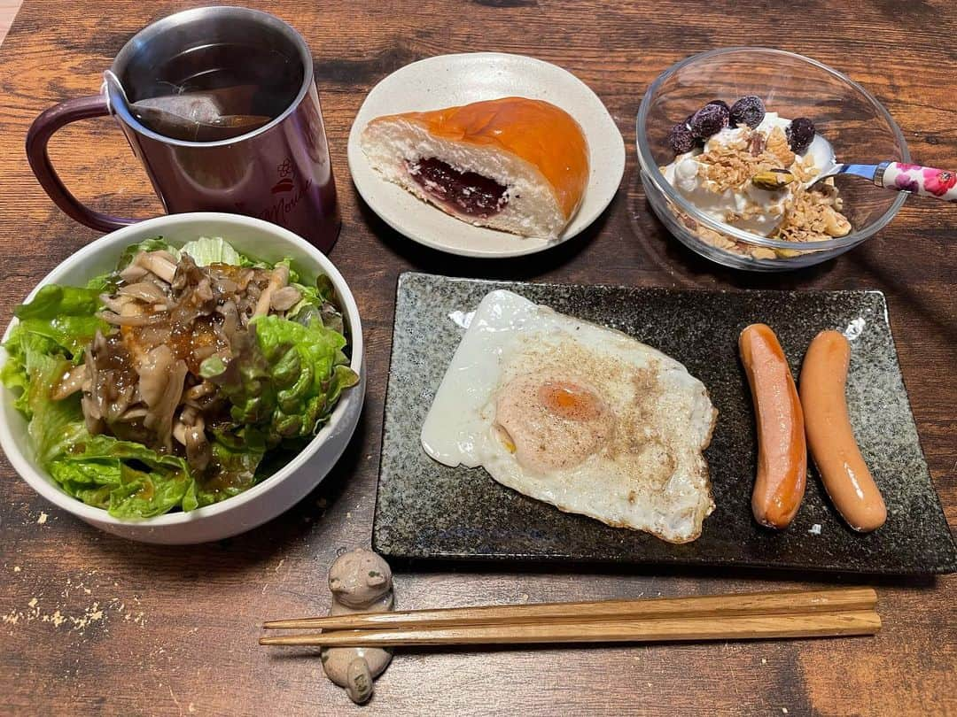 佐藤聖羅のインスタグラム：「今日は良き天気☀️ 散歩行けるっっ  昨日は吹雪いてたから🙄  雪にうんざりしてる地域の方には申し訳ないけど、雪の結晶が積もり積もって積雪になってるの想像したら、頭の中がキラキラしたよ☃️❄️  雪の結晶って不思議だし、神秘的でキレイ✨✨  子供の頃、虫メガネでずぅーと観察してた記憶😍  さぁーて！！ 妊娠糖尿病（仮？）の朝食  ・キノコサラダ ・目玉焼き ・ソーセージ ・グラノーラヨーグルト無糖 ・いちごジャムパン ・ルイボスティー　  いちごジャムパンは避けたかったけど、賞味期限近いから少し食べといた😋  やむなしっ笑  #妊婦30週 #妊娠糖尿病 #妊娠糖尿病の食事」