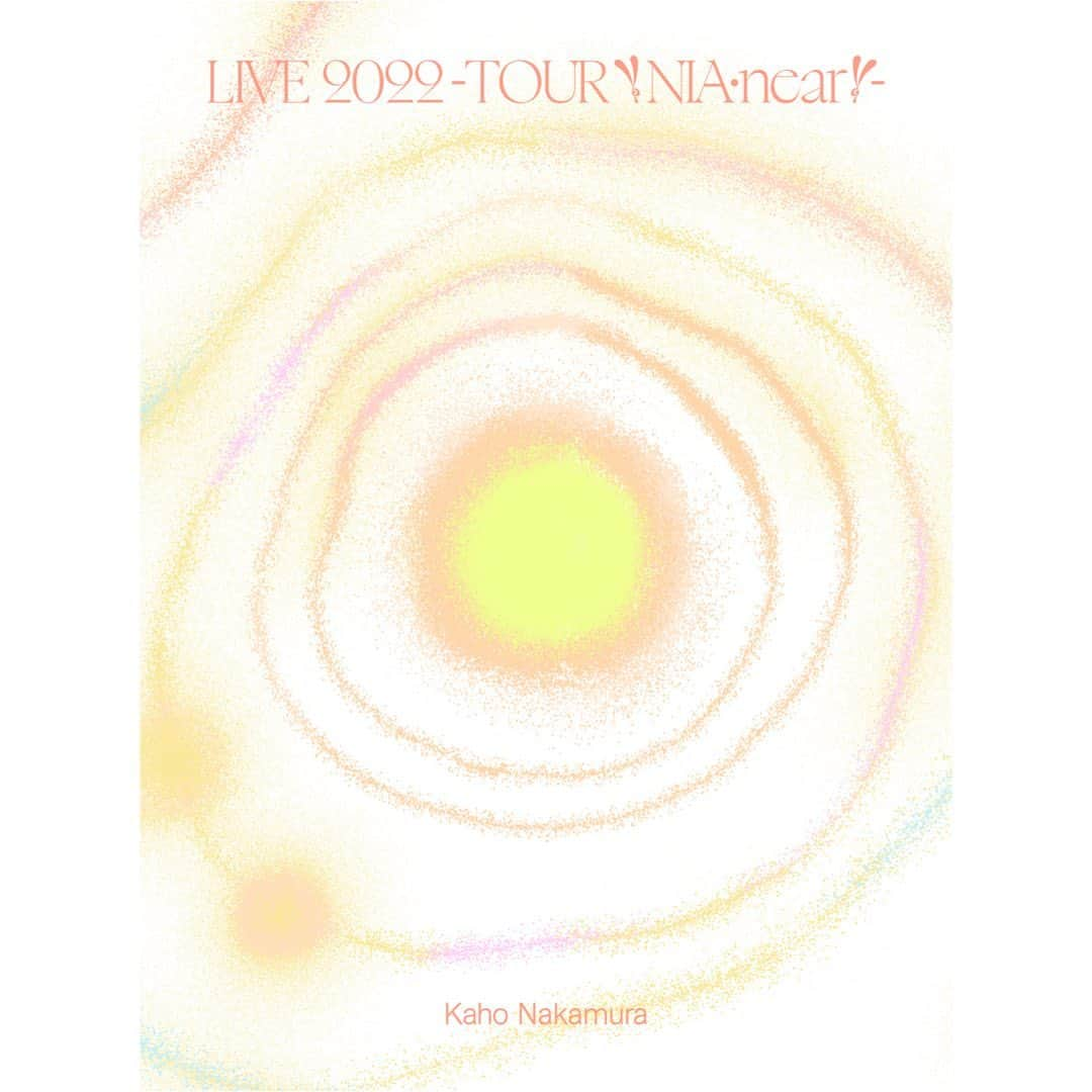 中村佳穂のインスタグラム：「#中村佳穂 ライブ映像Blu-ray "LIVE 2022 -TOUR ✌︎ NIA・near ✌︎-"  詳細が明らかに！ ⒈ジャケット写真公開✨✨ 　アートワークは、画家・イラストレーターのイケガミヨリユキさん yoriyukiii とデザイナーの小林一毅さん @kobayashi.ikki にご協力いただきました  2.ドキュメンタリー映像収録🎥 　7都市8ヶ所とこれまでで最長となった「TOUR ✌︎ NIA・near ✌︎」の舞台裏を追ったドキュメンタリー映像が収録！  3.ポスター&ステッカー封入🌟 　同じくイケガミヨリユキさん、小林一毅さんによるポスターとステッカーが封入されます  ライブ本編から"get back"のライブ映像がYouTubeで公開中なのでぜひチェックしてください！  💿Blu-ray詳細・ご予約はプロフィールのリンクから  ✴︎  そして！  ＃中村佳穂 3月単独公演 "うたのげんざいち ✌︎ NIA・near Special" 本日よりチケット一般発売スタート！  3/5(日)大阪・NHK大阪ホール 3/8(水)東京・オーチャードホール  2022年のツアーから展開させたSpecialな公演をぜひ💫」