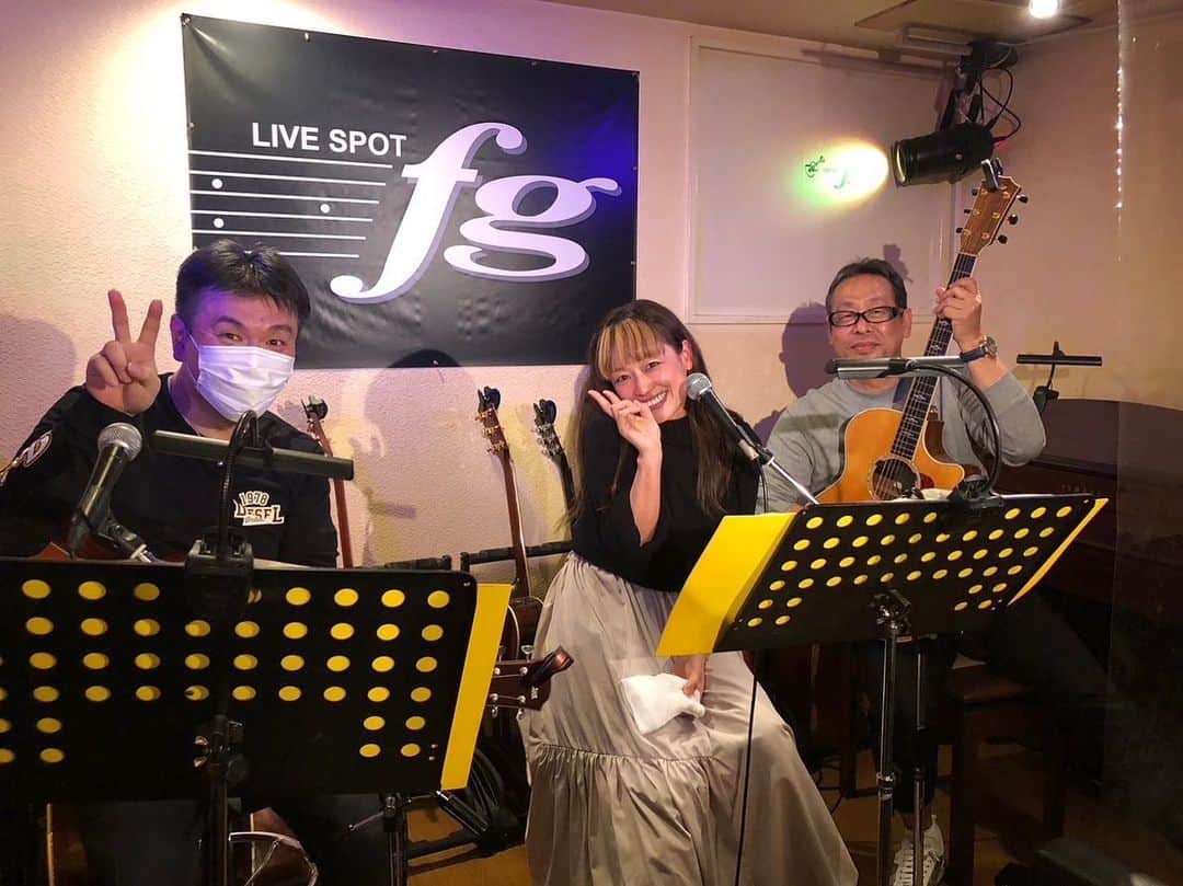 彼方茜香のインスタグラム：「fg♥ 生演奏で歌ってきた(//∇//)♪ 歌いたい曲を選べばマスターがサラッとギターを弾き始めます。 「ワーンツー」って言って下さるから歌い出しも分かる! 豪華なコラボでした(*^^*)v ｢す・またん！｣ファミリーに連れて行ってもらって出会ったばしょ·͜· ♡ 楽しい大阪時間をありがとうございました𖠋𖠋𖠋  #livespotfg」