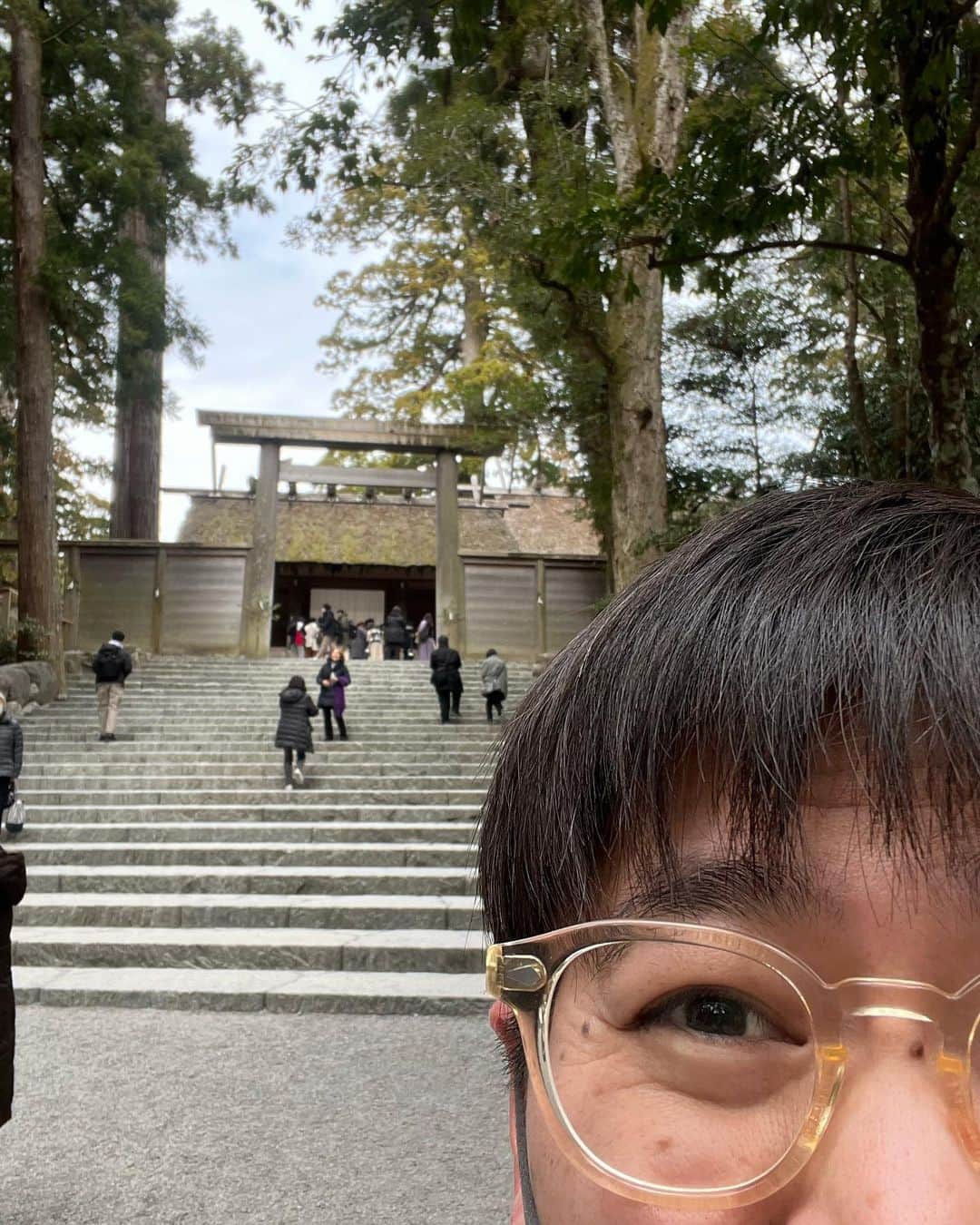 たけるさんのインスタグラム写真 - (たけるInstagram)「【最近の参拝歴】  伊勢神宮内宮　三重　伊勢 天照大御神をお祀りする内宮 とにかく気持ちいい。 鳥居がとにかくカッケェ。。。  4枚目 埋まり家屋根出しみたいな家があったんですがこれはなんですか？ わかる人お教えたもう  #東京ホテイソン #たける #神社 #鳥居カッケェ #埋まり家屋根出し #備中神楽」2月11日 10時26分 - takayanken