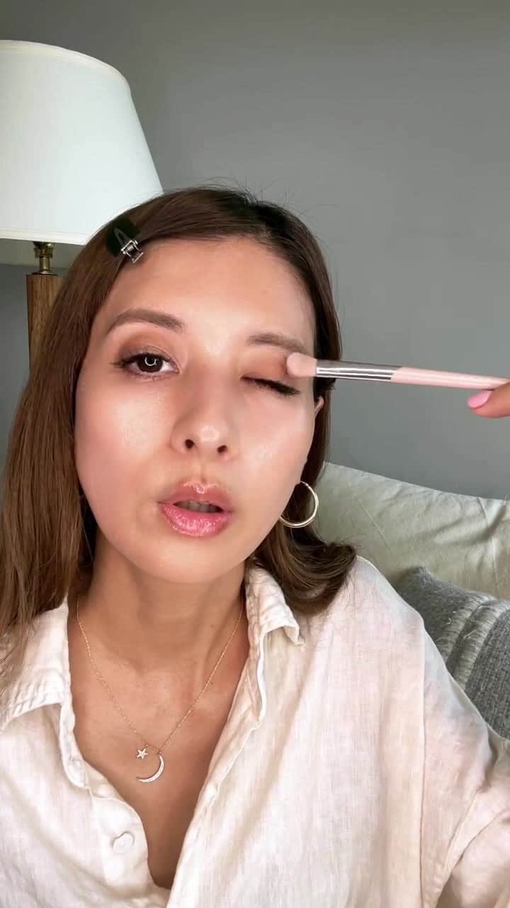 のインスタグラム：「メイクしながらお気に入りの紹介といろんなお話しライブ🦄  紹介したほとんどのものは @amara__official ♥️」