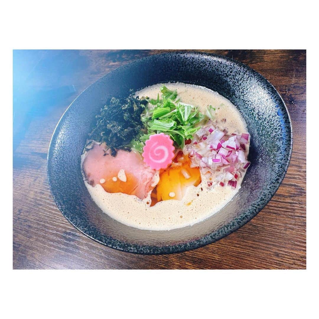 石井奏美のインスタグラム：「今日のシアワセ気分のラーメン特集でご紹介したラーメン🍜  1枚目は香川県さぬき市にある らぁ麺Labo 七施 海老の風味とツルツル麺が最高でした🦐  2枚目は岡山県倉敷市にある 牛骨白湯ラーメン　Azuma お肉の旨味たっぷりで幸せの味🍖  ラーメン好きの私が1番シアワセ気分だったかもしれない笑  #岡山#岡山グルメ#岡山ランチ#okayama #香川#香川グルメ#香川ランチ#kagawa #ラーメン」
