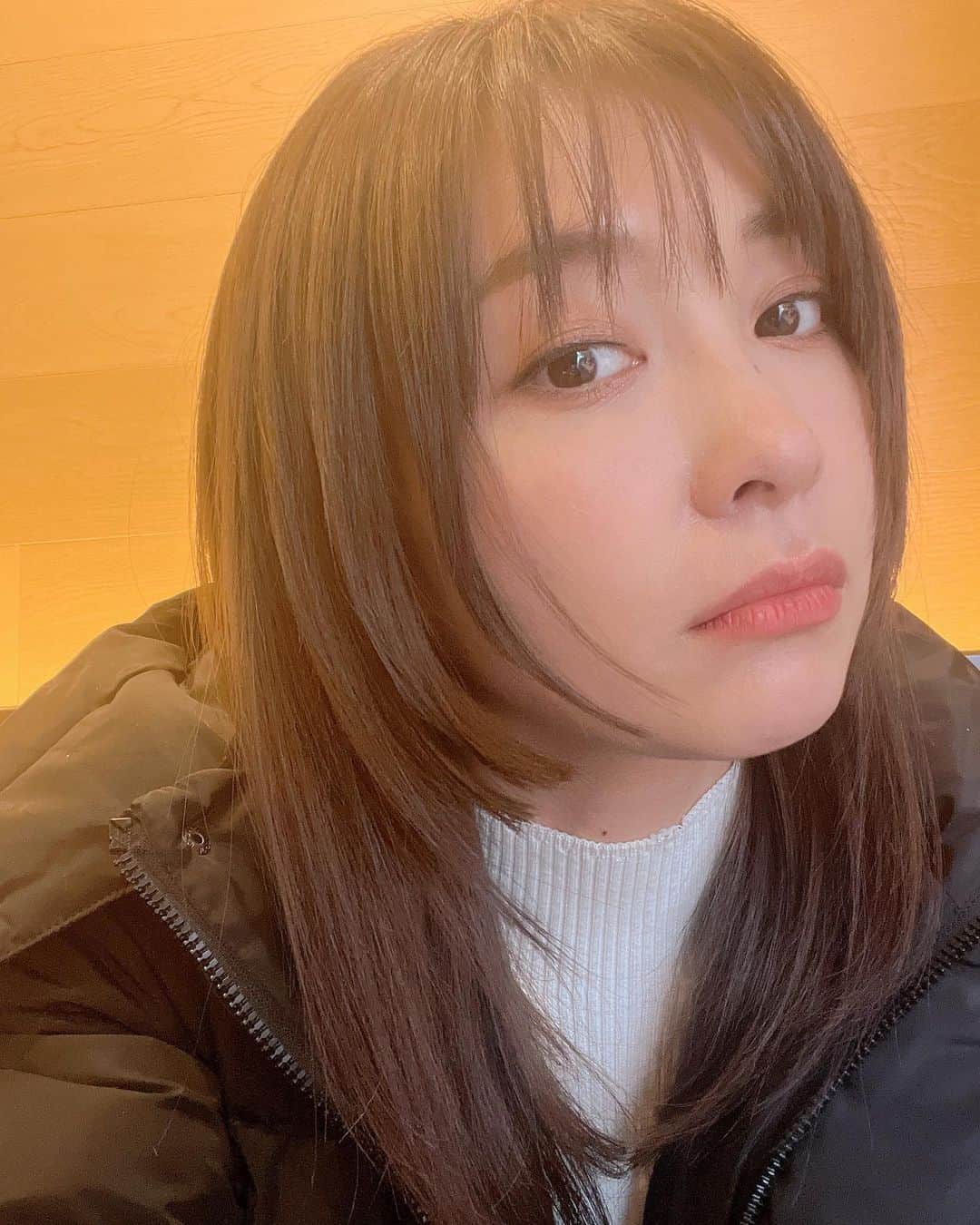 のインスタグラム：「髪すごい伸びたねって最近言われるから嬉しい、、 このまま伸ばし続けたら幼稚園以来のロングヘア。  #ロングヘアに憧れる #ロングヘア #髪切りたいけど我慢 #山崎真実」