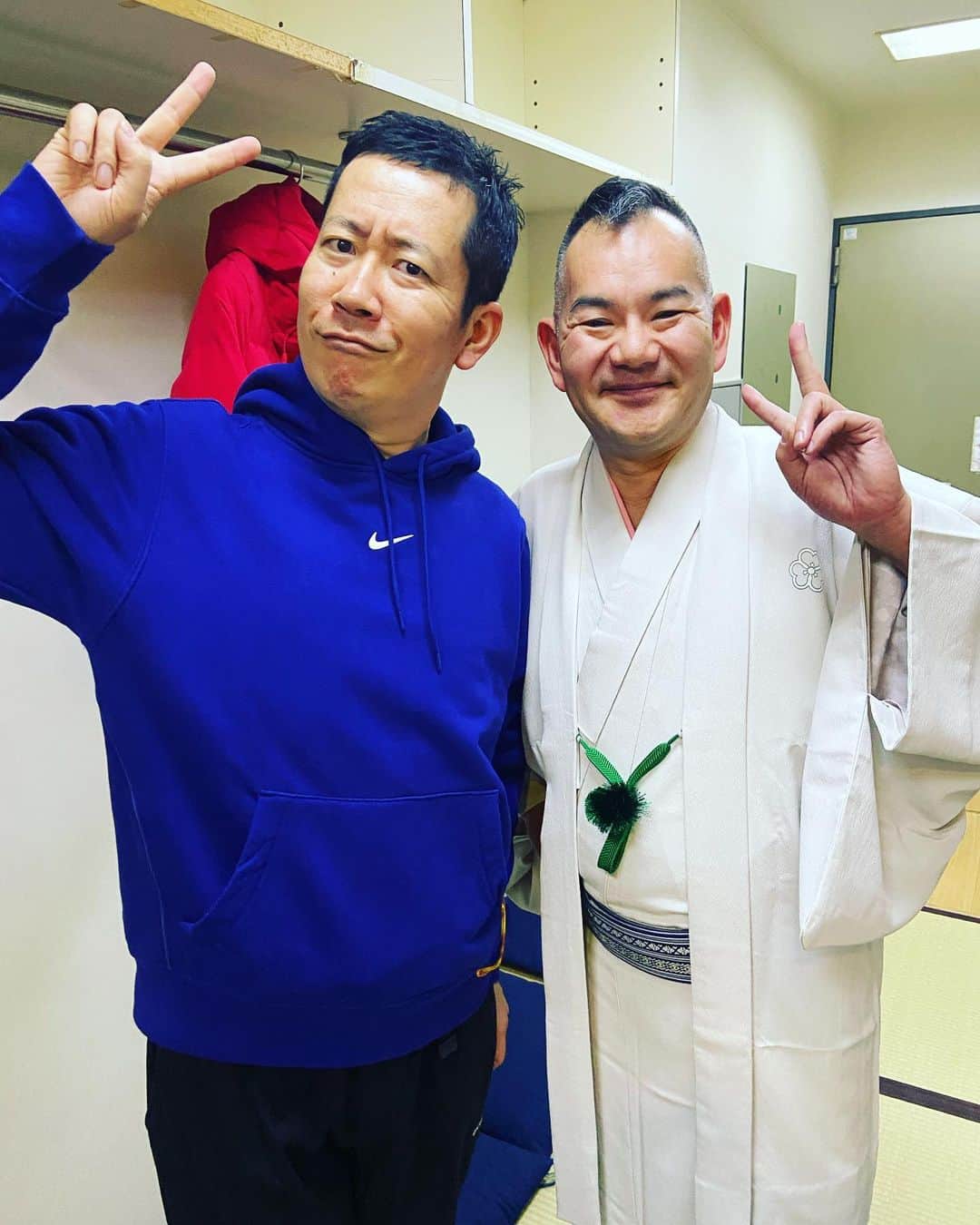 のインスタグラム：「鬼丸芝居無事終了〜。  鬼丸先生、芸も口もマスマス軽妙に。この方に内緒話はもー出来ないや😁  お疲れ様〜❗️  #三遊亭鬼丸 #池袋演芸場 #トリ #ゴゴモンズ #nac5」