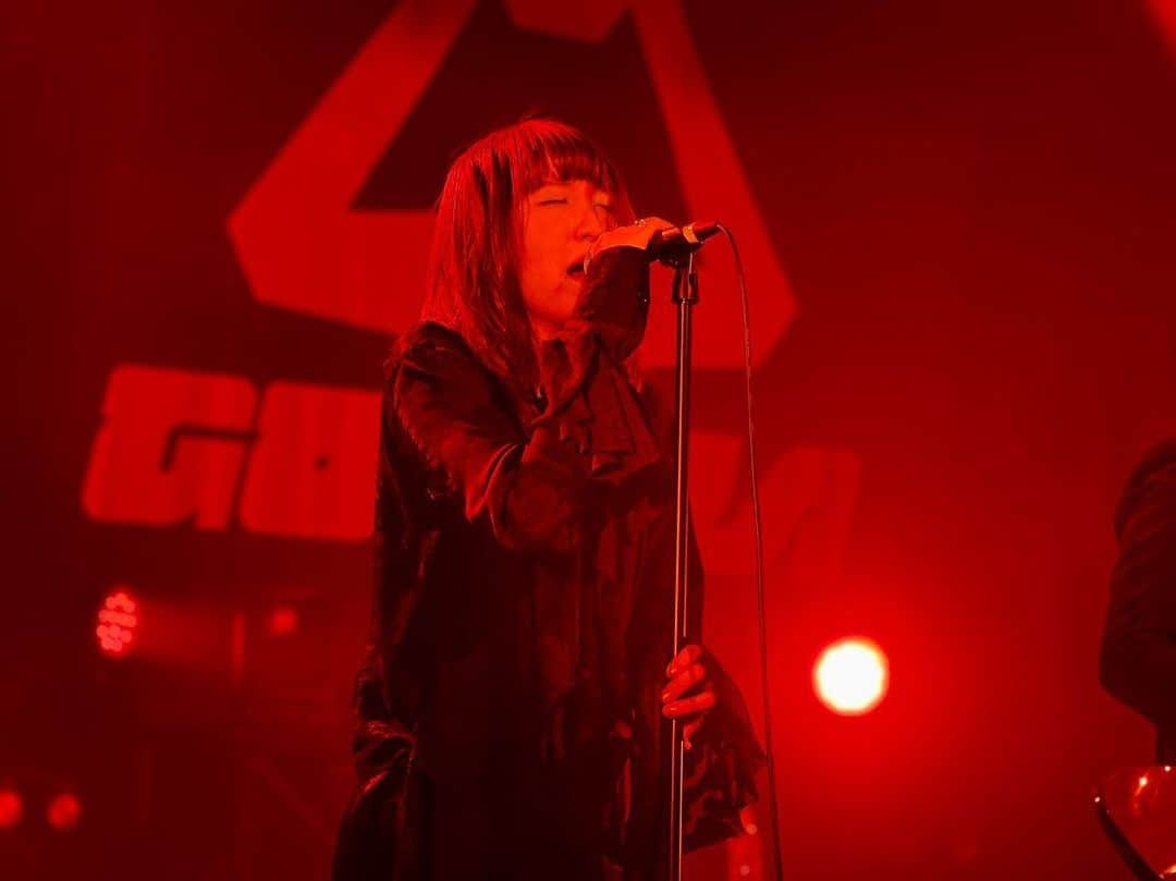 XAI（サイ）さんのインスタグラム写真 - (XAI（サイ）Instagram)「THE SPELLBOUND × BBHF at GORILLA HALL OSAKA 2/10 ありがとうございました！ あっという間に終わってしまいました…楽しい時間は儚いです（ ; ; ） 12月のリリースパーティから引き続きの参加。2回目はもっと素直に楽しめました！ A DANCER ON THE PAINTED DESERT のポエトリーリーディングだったり、ライブは走り出したら止まらないから一度でも間違えたら調和を乱してしまう… 最後のSTAYまで、その緊張感たるや、スペルバでしか感じられないものがあります。 その分そこでしか感じられない感動もあって。すごく大事なものを貰ったように思って、いつも背筋が伸びるのです₍⸍⸌̣ʷ̣̫⸍̣⸌₎  最高にかっこいいバンドと一緒に演奏できて幸せでした！　#スペルバ」2月11日 11時51分 - xai_official