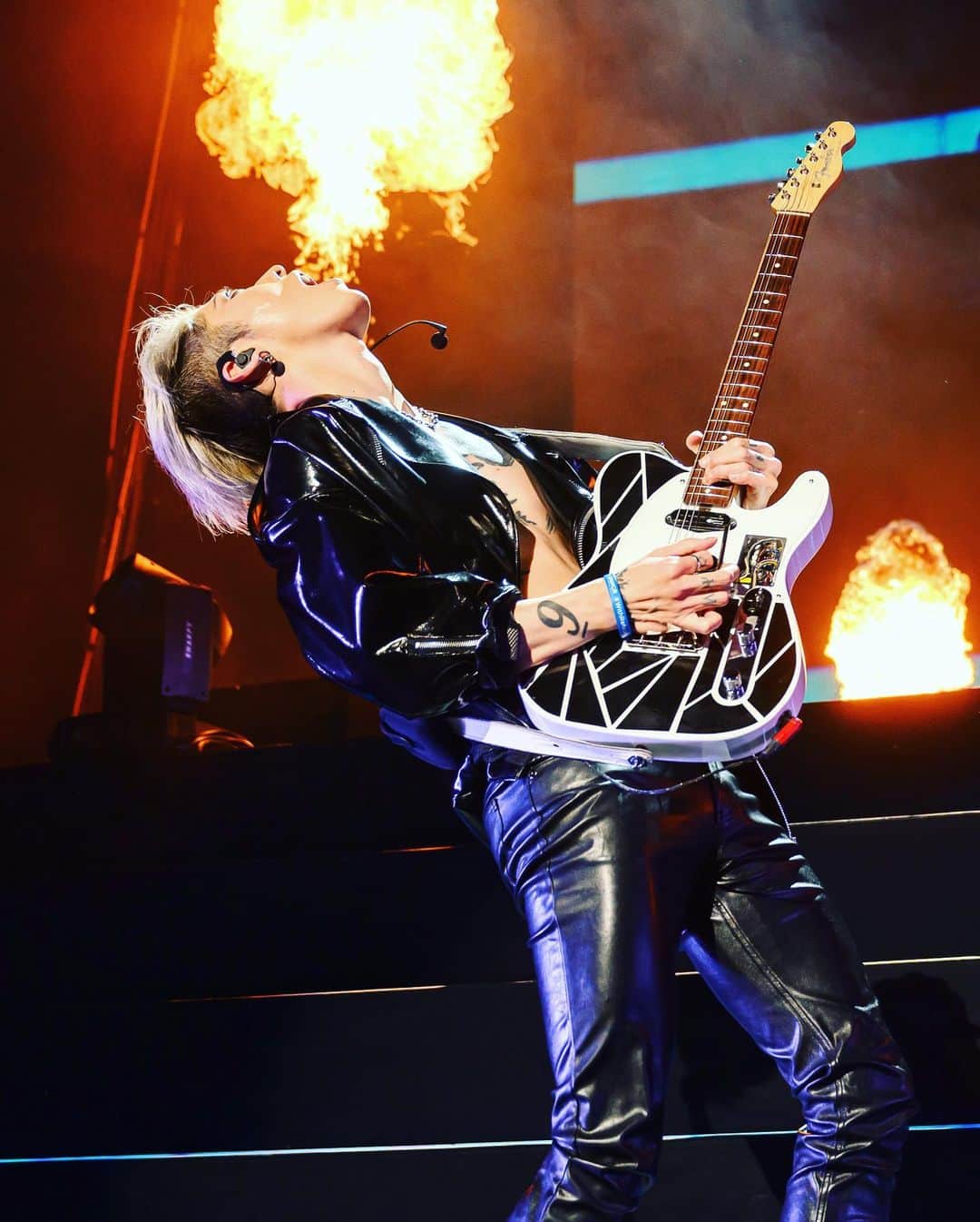 雅-MIYAVI-のインスタグラム：「Call me #Godzilla Guitarist   Better watch out, don’t get burnt (like me on the 3rd pic)  みんなも燃えないように気をつけてね  開演まもなく  🔥🔥🦖🎸」