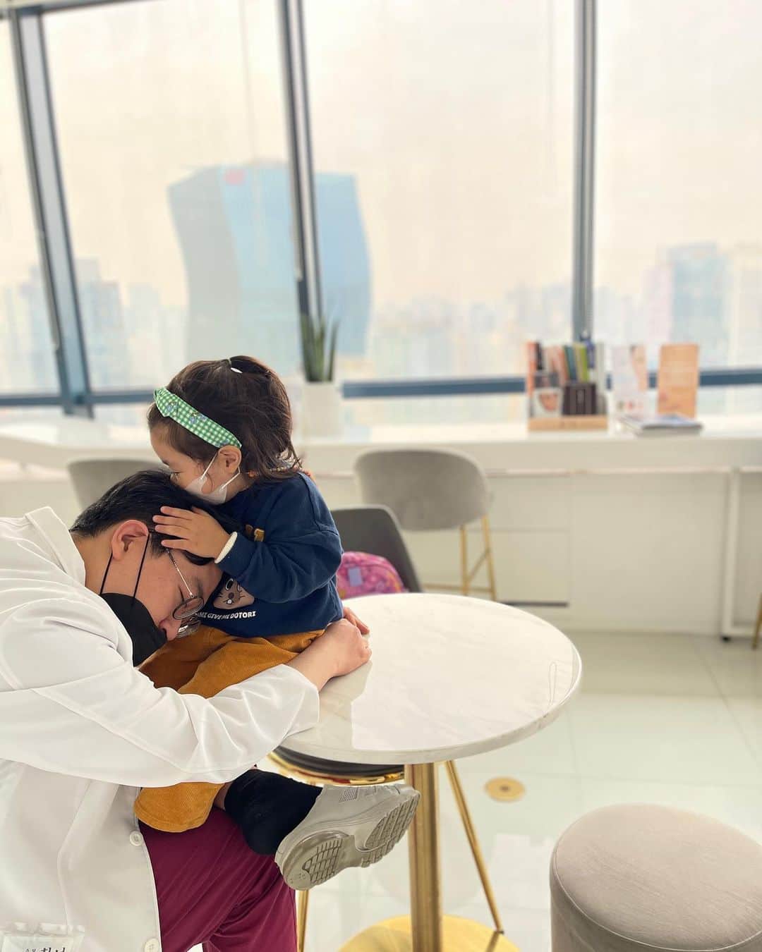 イ・ユンジのインスタグラム：「밤낮으로 아빠를 찾는 둘째딸. 직접 찾아가만났는데 눈물이 핑돌았다. 모두가 모두의 자리에 잘 있는것이 얼마나 감사한 일인지 피부로 와닿는요즘이지 않나. 맞다. 시간은 흘러가는데 그저 안녕하기를 매일 바라고바란다. 열심히 일하는 모두, 엄마아빠들, 더 열심히 성장하는 아이들.  그리고 더불어 지진으로 인해 고통중에있는 지구 저쪽 사람들을 위해 기도합니다.」