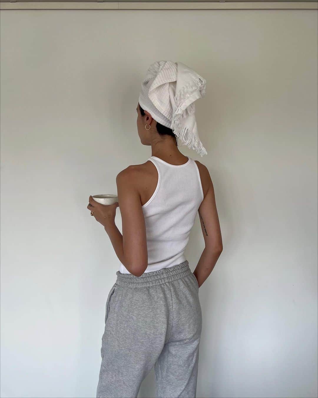 大屋夏南のインスタグラム：「Self care Saturday 🍵 4年ぶりにリニューアルしたTHREEのバランシングシリーズが素晴らしかった💫 ホーリーバジルやフランキセンス、ローズマリーなどたくさんの精油が使われていて香りがとっても良く、遺伝子組み換え原料やシリコン類、パラベン類、合成着色料などは不使用で安心。  ローションのとろみのあるテクスチャーは自然由来のもので肌馴染みがよくしっかりと保湿。モイスチャライザーとの2ステップで済むのも嬉しい。リラックスタイムでもあるスキンケアを心地よくしてくれるシリーズです😌  そしてローションのボトルは80%リサイクルガラスでクレンジングはリフィルができる🌏  手間がかかってもこだわって、意志のあるモノづくりをなさっているのが素敵だなと思いました😌  #threecosmetics #THREEBALANCING #pr」