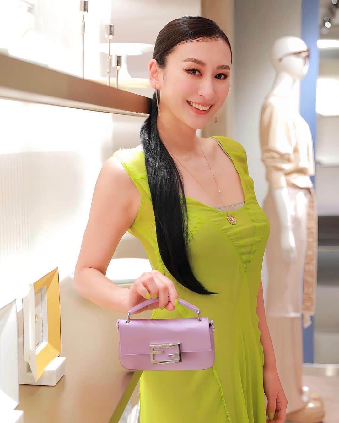 のインスタグラム：「𝗣𝗮𝗹𝗮𝘇𝘇𝗼 𝗙𝗘𝗡𝗗𝗜 𝗢𝗺𝗼𝘁𝗲𝘀𝗮𝗻𝗱𝗼 ⁡ 本日𝟮 月𝟭𝟭日にオープンする 𝗙𝗘𝗡𝗗𝗜 の国内最大級フラッグシップストア「パラッツォ フェンディ 表参道」にお邪魔させていだだきました。 ⁡ 広々としたとても素敵な店内で、日本初のアイテムもたくさん!!! またゆっくりお買い物しに行きたいな💚💜 ⁡ #PalazzoFendiOmotesando #FendiSS23 @fendi ⁡」