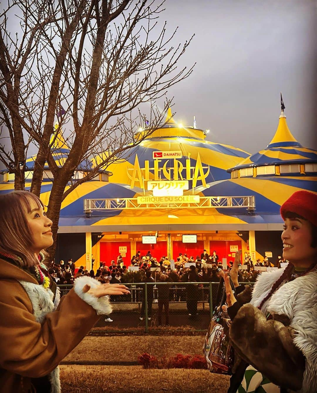 小春さんのインスタグラム写真 - (小春Instagram)「先日Cirque du SoleilのAlegríaの初日公演を観に行きました。 Alegríaを27年前に観に行って、そこでクラウンが弾いていたアコーディオンがどうしても欲しくてサンタさんにお願いして、届いたその日から今までアコーディオンを弾いています。  そのAlegríaがまた観れる人生が来るなんて最高です… どうしてもありがとうの気持ちとここの世界にまた来れたみたいな感情で上乗せされちゃって、冷静な感想などカケラも出てこないんですが、 とりあえずこれ観て人生が出来上がりましたという話です。  サーカスって最高。今こうして観ると、自分でこういう世界を作りたいという昔とは別の夢が出てきます。」2月11日 12時38分 - suttokodokkoiii