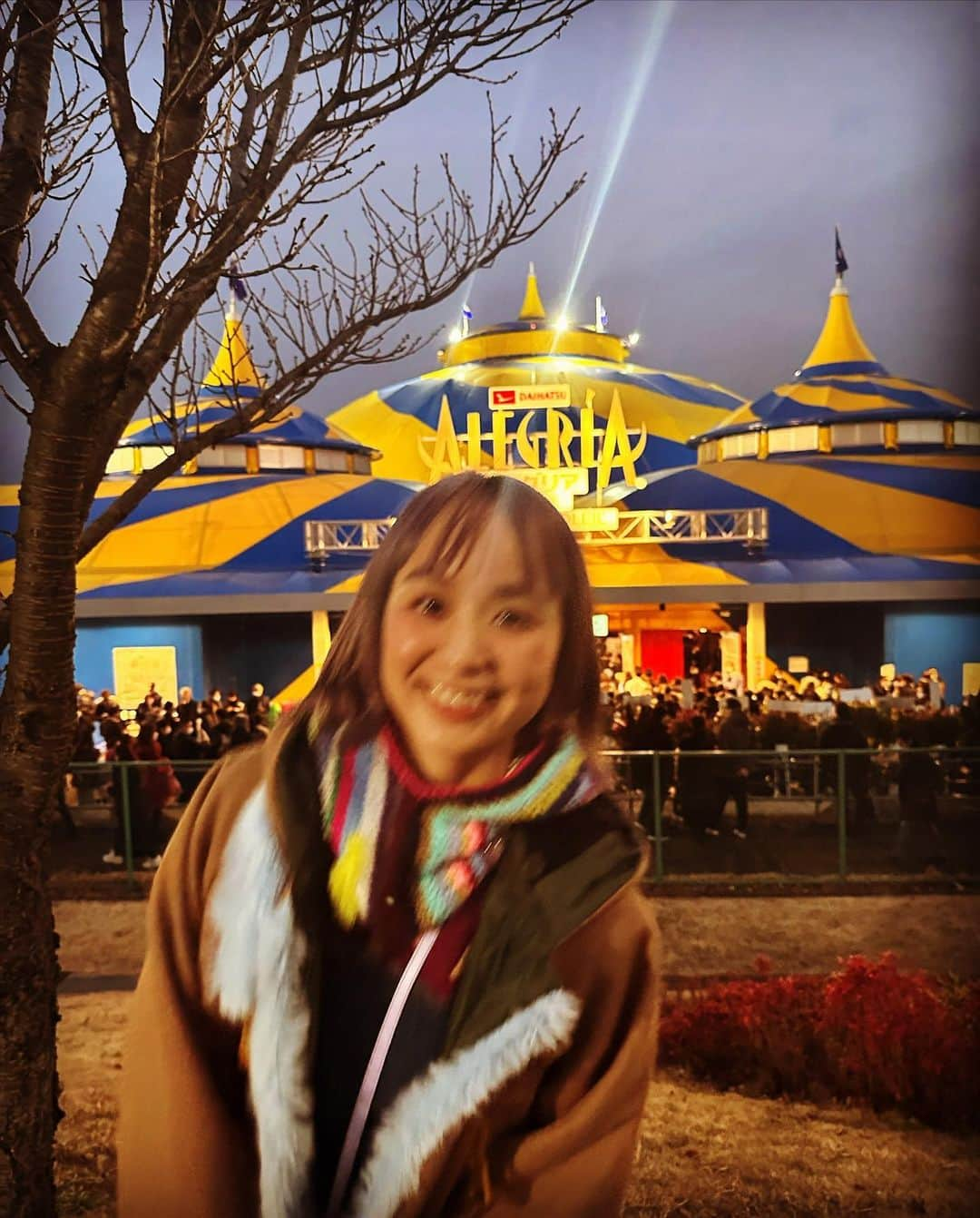 小春さんのインスタグラム写真 - (小春Instagram)「先日Cirque du SoleilのAlegríaの初日公演を観に行きました。 Alegríaを27年前に観に行って、そこでクラウンが弾いていたアコーディオンがどうしても欲しくてサンタさんにお願いして、届いたその日から今までアコーディオンを弾いています。  そのAlegríaがまた観れる人生が来るなんて最高です… どうしてもありがとうの気持ちとここの世界にまた来れたみたいな感情で上乗せされちゃって、冷静な感想などカケラも出てこないんですが、 とりあえずこれ観て人生が出来上がりましたという話です。  サーカスって最高。今こうして観ると、自分でこういう世界を作りたいという昔とは別の夢が出てきます。」2月11日 12時38分 - suttokodokkoiii