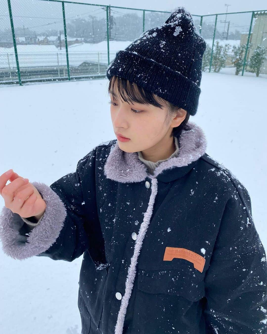 上大迫祐希のインスタグラム：「昨日はしっかり楽しみました  #かまくら作った #若干の雪合戦もした #雪だるまは作りそびれた #霜焼けなりかけた #気合い入れすぎ #筋肉痛  #雪 #雪遊び #雪合戦 #かまくら #積雪 #東京」