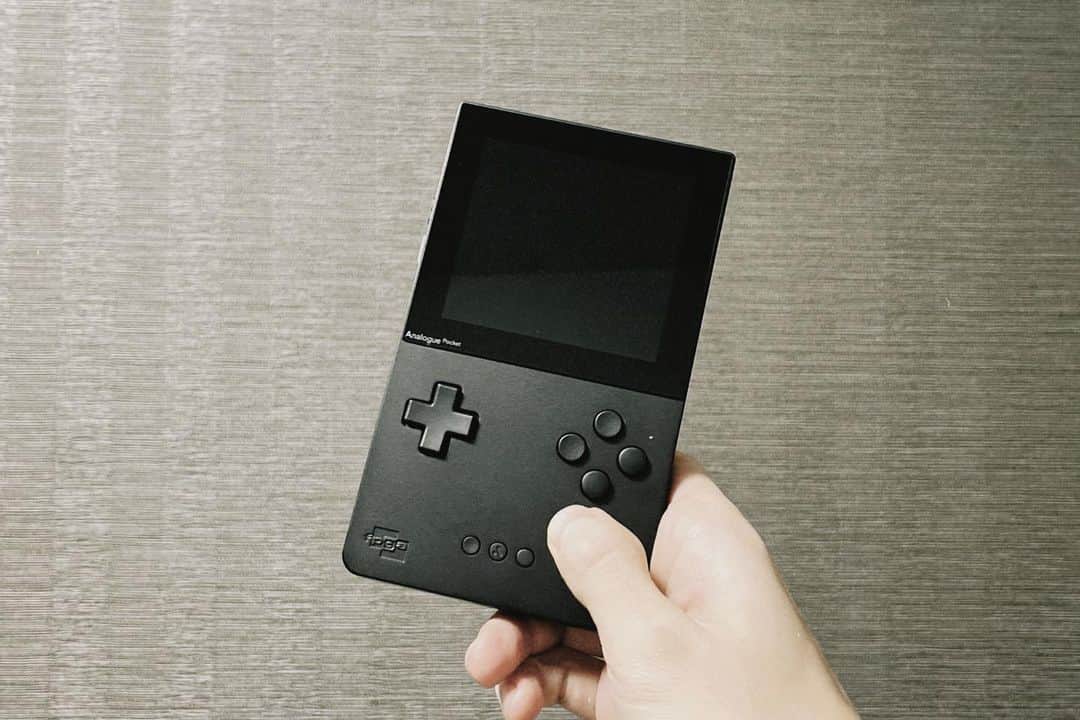 工藤大輝のインスタグラム：「Analogue Pocket @analogue.co 予約してから届くまで1年くらいかかりましたが、超満足です。  ゲームボーイ、ゲームボーイカラー、ゲームボーイアドバンスのカセット(死語)に100%対応しているので昔懐かしのアレやコレやをトンデモ画質でプレイできてしまうという優れモノ。そして何よりデザインが良過ぎるのです。  まず手始めにMOTHERから。」
