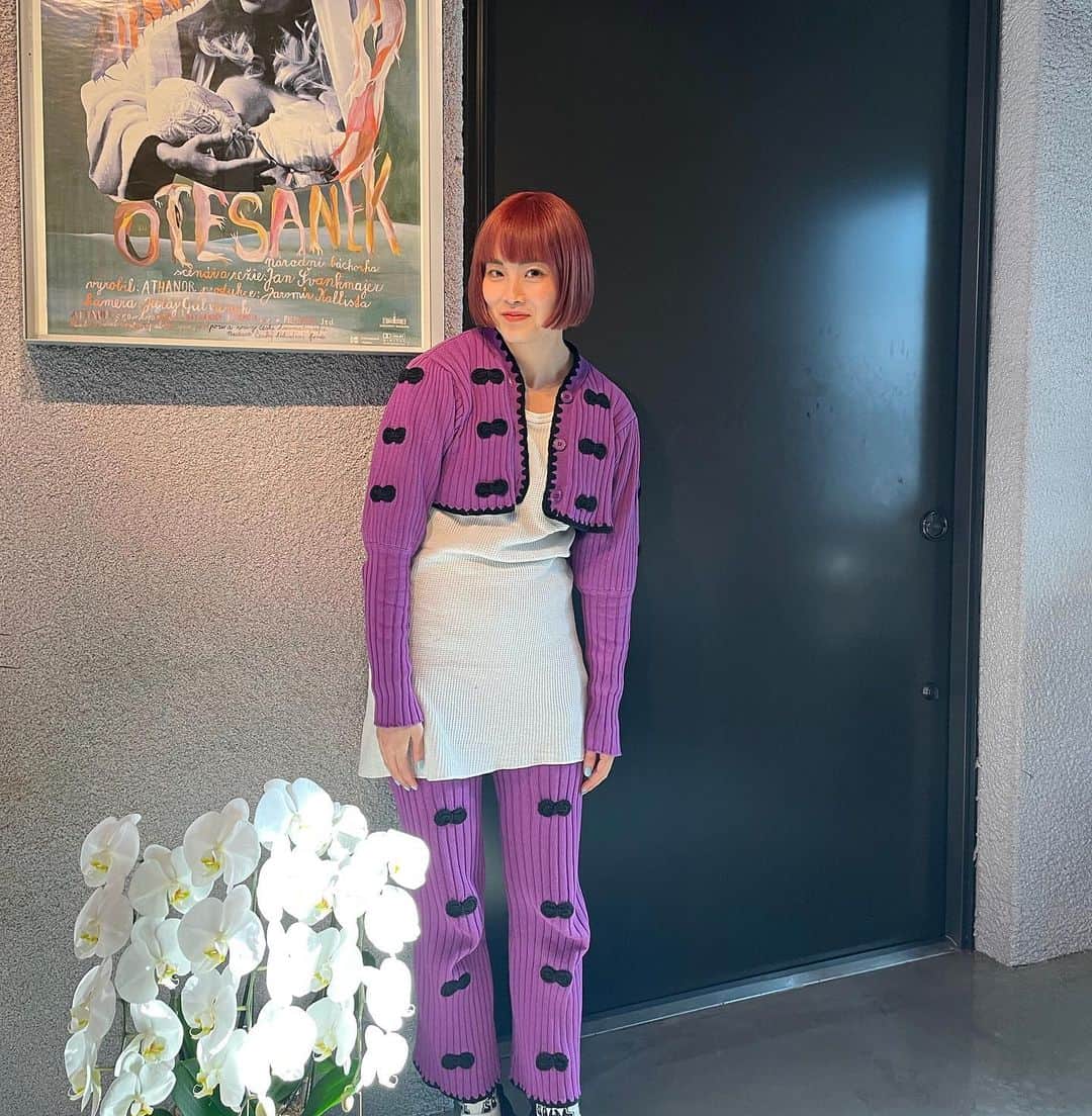 のインスタグラム：「一目惚れセットアップ🎀 待ってた〜〜〜🙌🏻 やはりリボンが好きです。 ㅤㅤㅤㅤㅤㅤㅤㅤㅤㅤ 髪の毛もリタッチして 綺麗にしてもらった♥ マーニさんありがとうございます🙌🏻  cardigan: @holiday_official_2016  tops: vintage bottoms: @holiday_official_2016  ㅤㅤㅤㅤㅤㅤㅤㅤㅤㅤ #ももえのコーデ #holiday_pr」